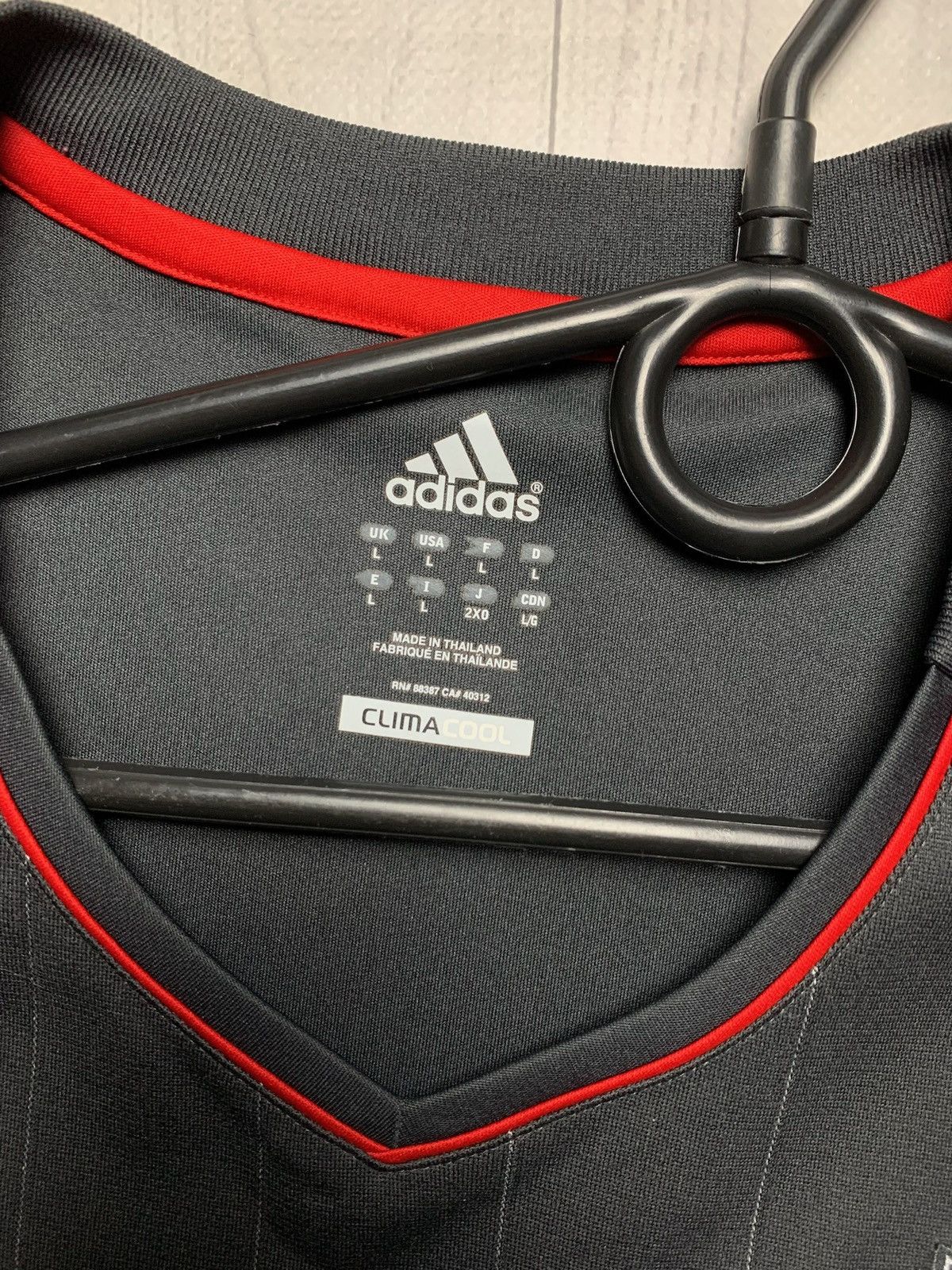 Adidas × Vintage Vintage adidas Liverpool soccer jersey black size L Size US L / EU 52-54 / 3 - 3 Thumbnail