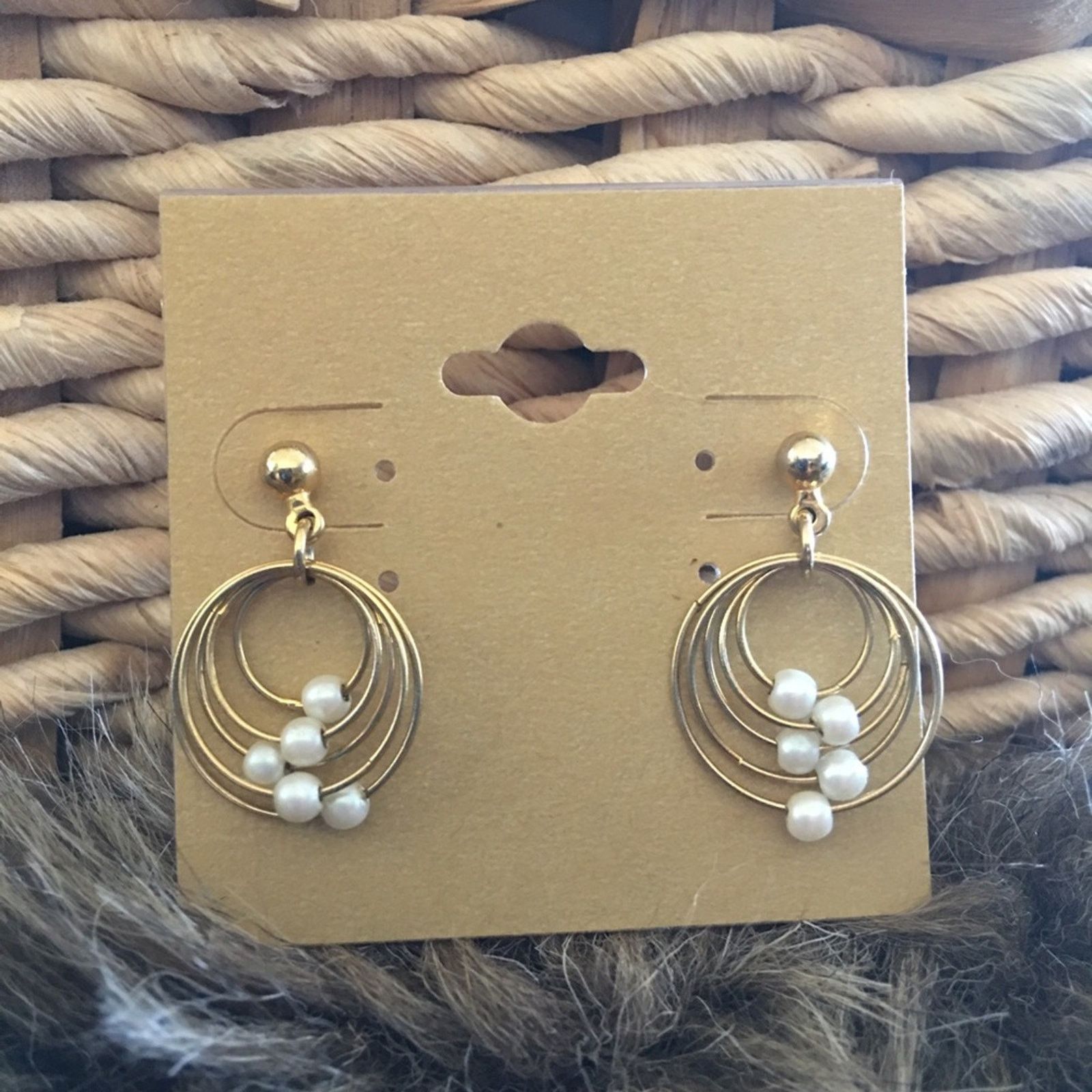 Vintage Vintage Avon 1994 delicate pearly hoop earrings Size ONE SIZE - 1 Thumbnail