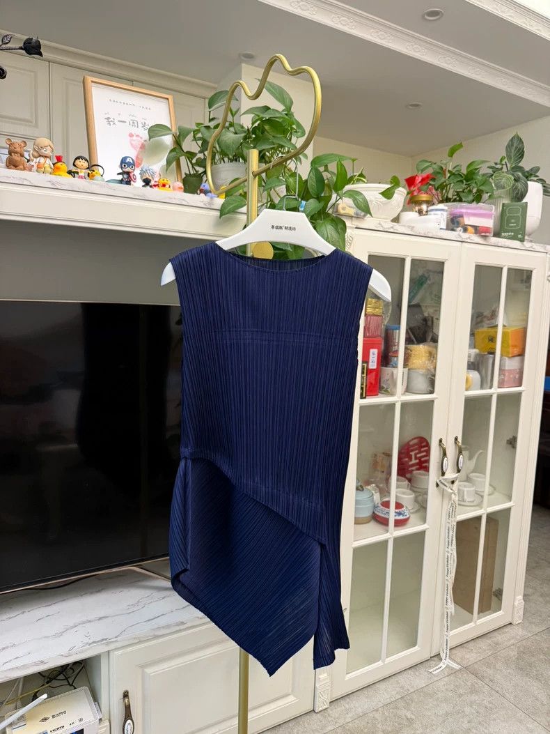 Issey Miyake Issey Miyake size:3 Blue pleated vest Size XS / US 0-2 / IT 36-38 - 1 Thumbnail
