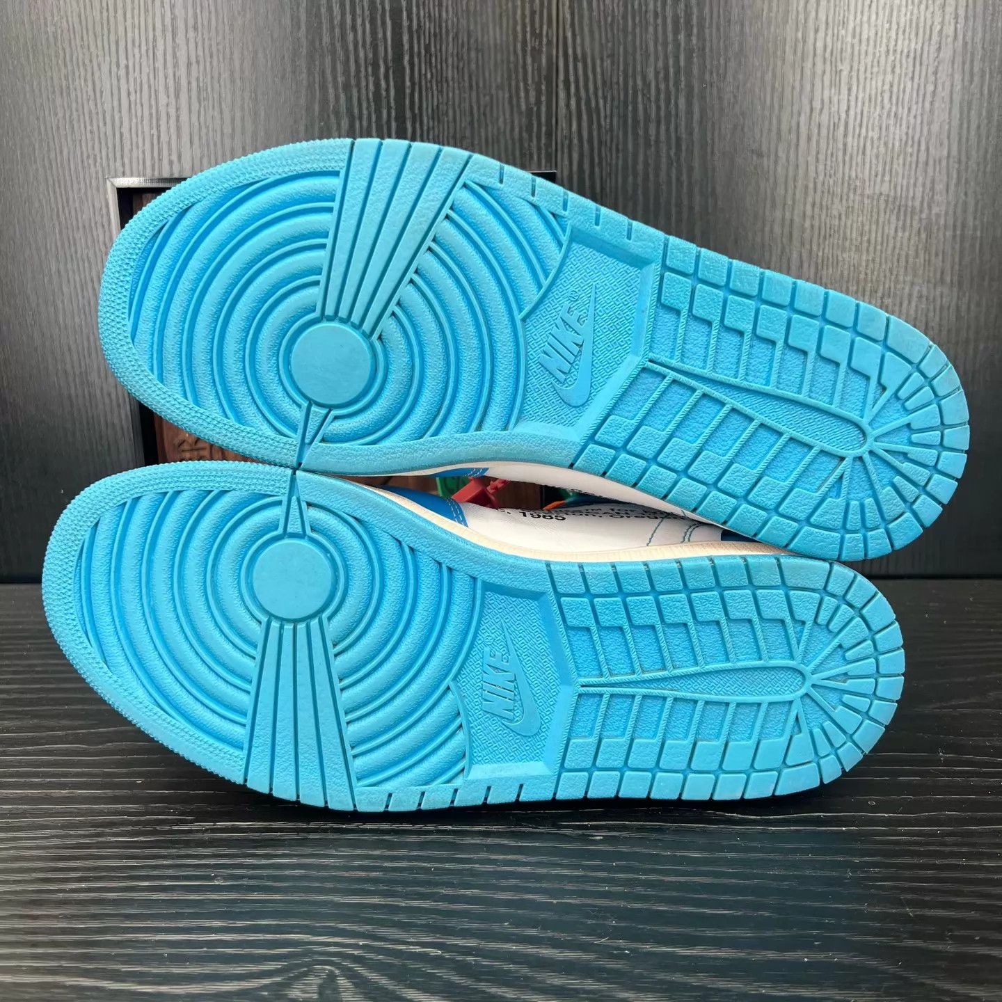 Chanel OW x Air Jordan 1 University Blue 44.5 Near Mint Size US 10.5 / EU 43-44 - 4 Thumbnail