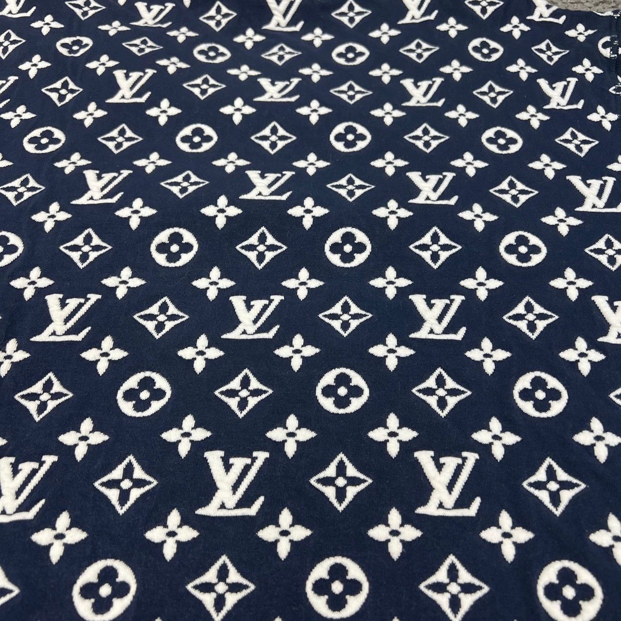 Louis Vuitton louis vuitton logo embossed sweatshirt in navy Size US XL / EU 56 / 4 - 6 Thumbnail