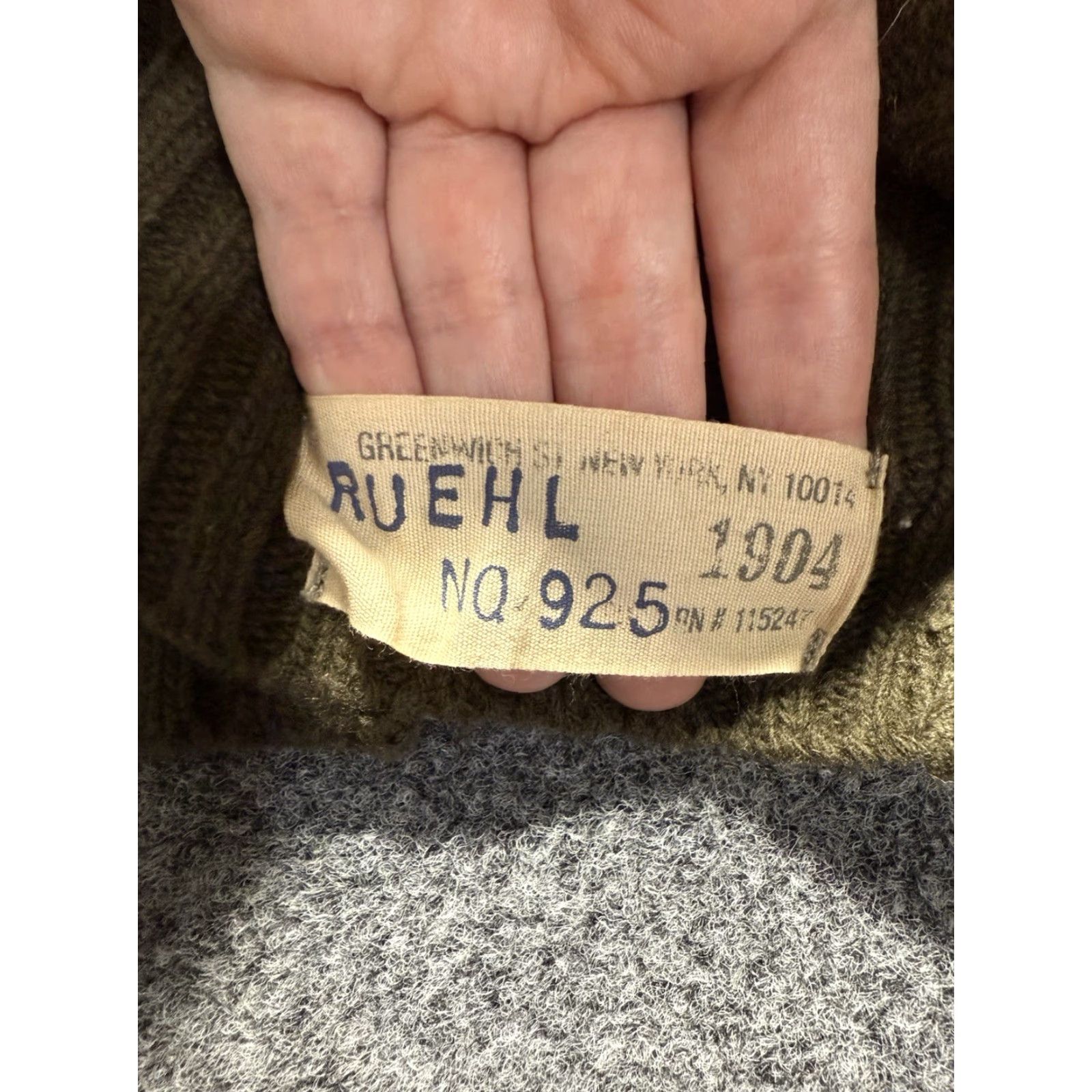 Vintage VINTAGE Ruehl No. 925 Cashmere And Lambs Wool Men’s V-Neck Sweater L Green Mens Pullover 90s? Size US L / EU 52-54 / 3 - 7 Thumbnail