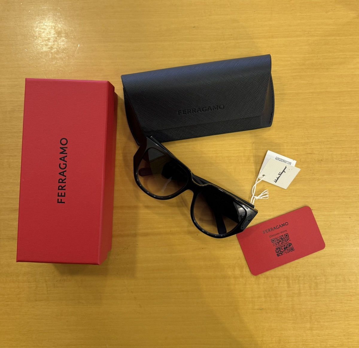 Salvatore Ferragamo Ferragamo Sunglasses SF1088SE 001 Size ONE SIZE - 10 Thumbnail