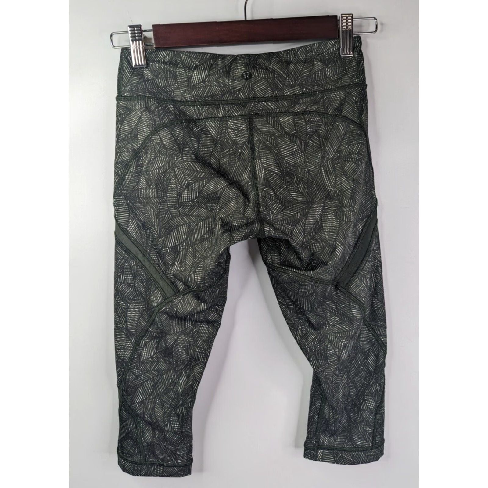 Lululemon Lululemon Capri Leggings Women's 4 Green White Jazzy Crop Cool To Street Quality Activewear Size 4 Women Size 27" / US 4 / IT 40 - 2 Thumbnail