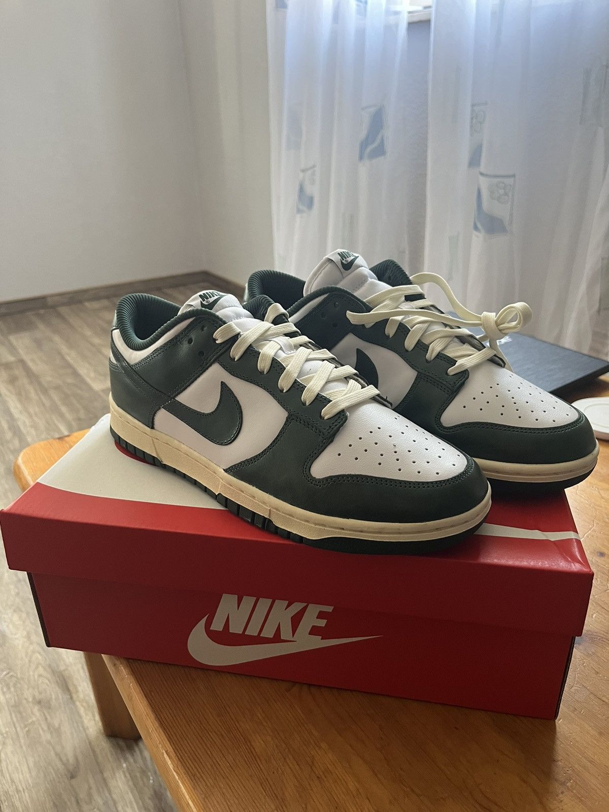 Nike dunk low retailer Size 9.5/ (43)