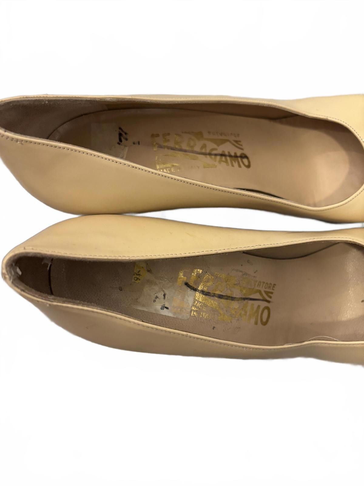 Salvatore Ferragamo Salvatore Ferragamo Two-Tone Leather Women's Pumps 7.5 Size US 7.5 / IT 37.5 - 4 Thumbnail