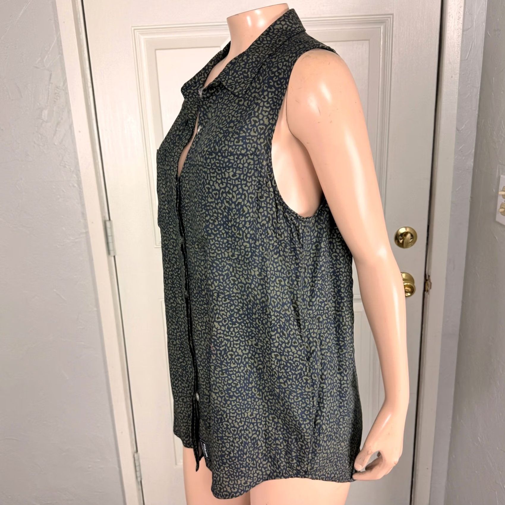 Wildfang Wildfang Women's Shirt S Animal Print Button Up Sleeveless Rayon II29 Blue Size S / US 4 / IT 40 - 3 Thumbnail