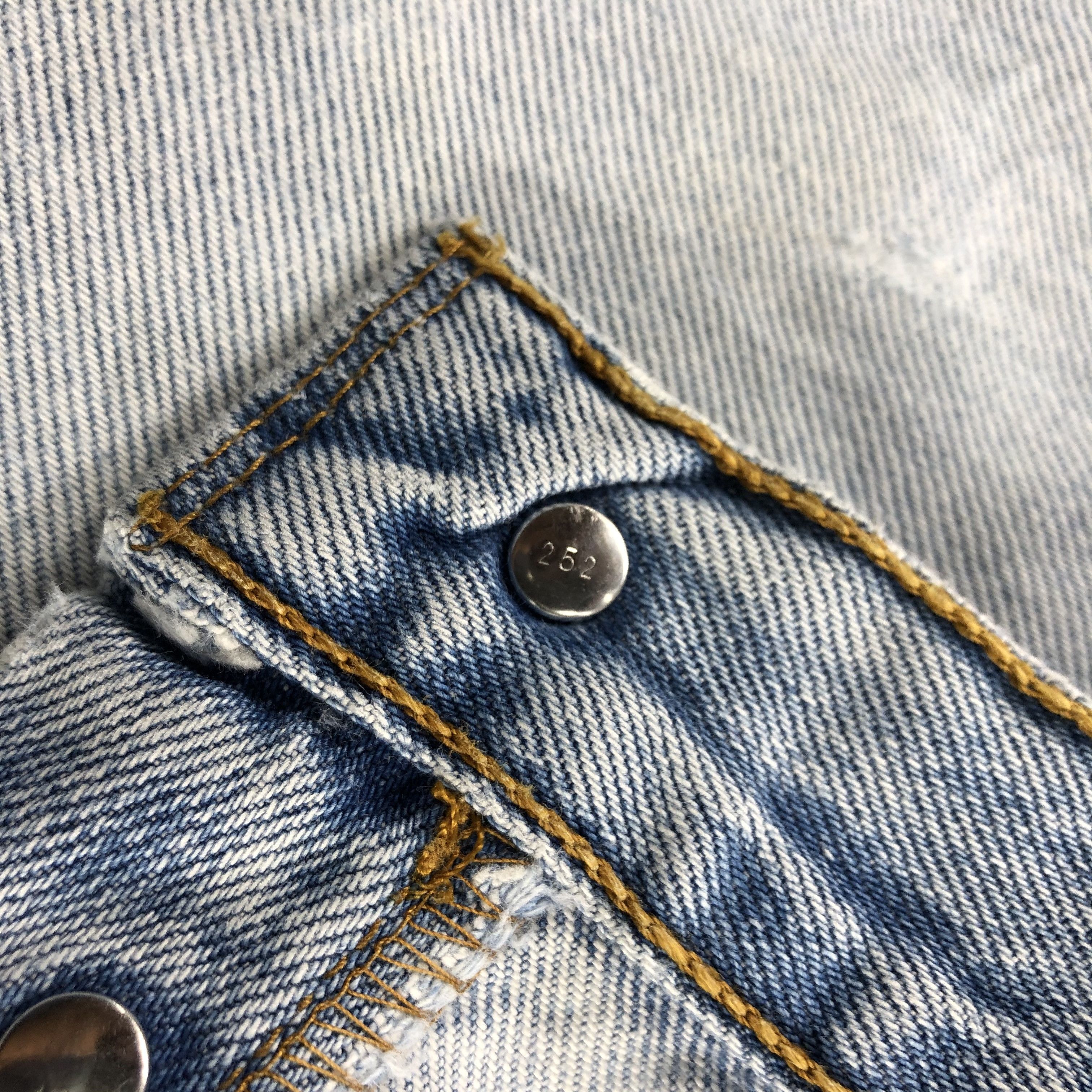 Levi's 90s Vintage Light Wash Levis 501 Jeans-JM2536 Size US 33 - 12 Thumbnail