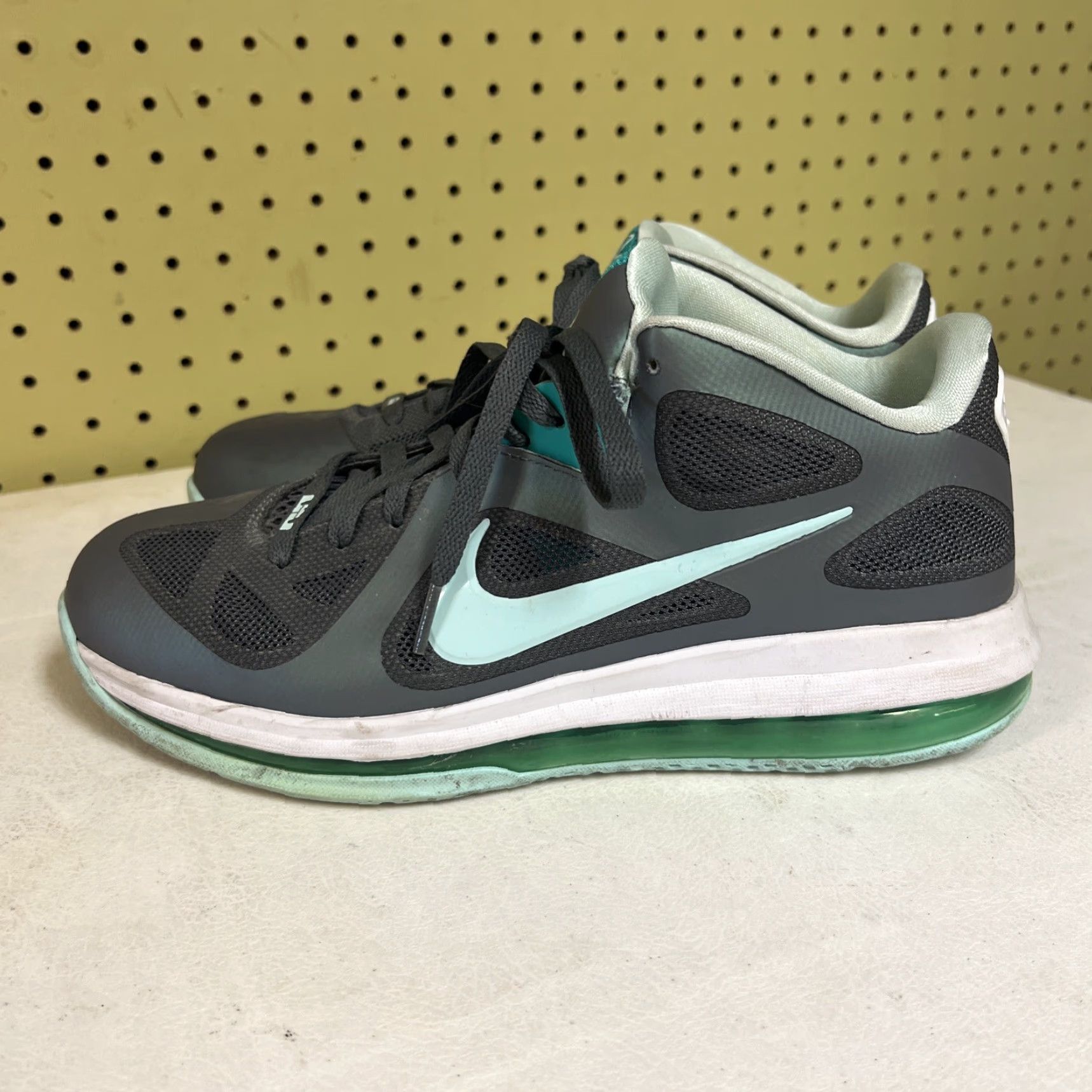 Nike Nike Lebron 9 Low Easter Sneaker Men 10.5 US Size 10 Multicolor 510811-001 Size US 9 / EU 42 - 3 Thumbnail
