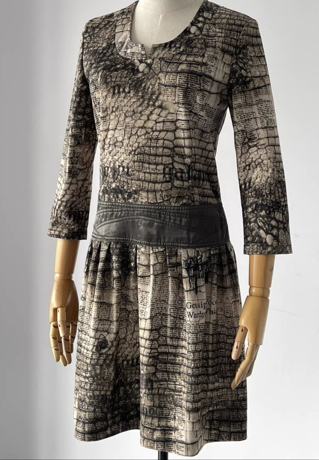 John Galliano John Galliano | Crocodile-print newspaper dress Size M / US 6-8 / IT 42-44 - 2 Thumbnail