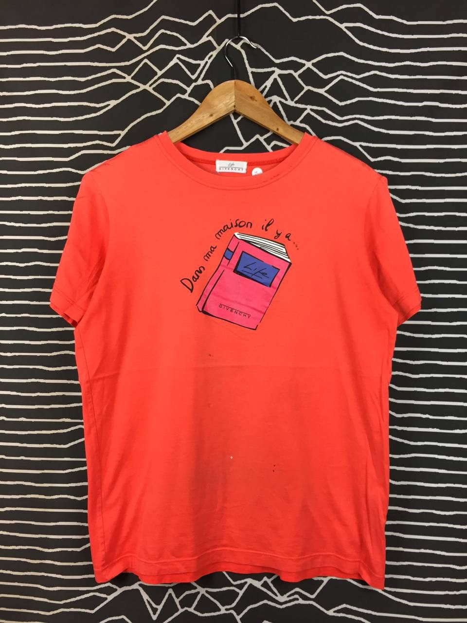 Givenchy Vtg Givenchy Life "Dans ma maison" Book Graphic Tee Size US M / EU 48-50 / 2 - 1 Thumbnail