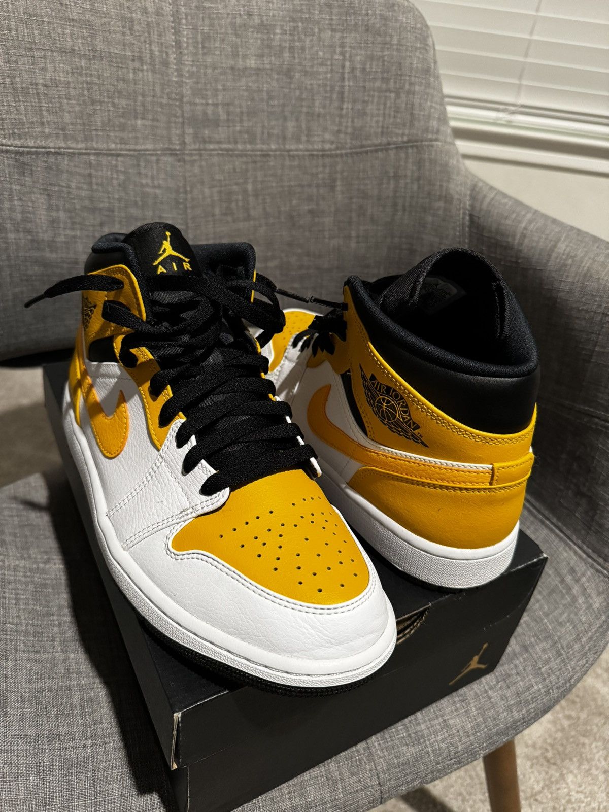 Jordan Brand Air Jordan 1 Mid Size US 9 / EU 42 - 3 Thumbnail
