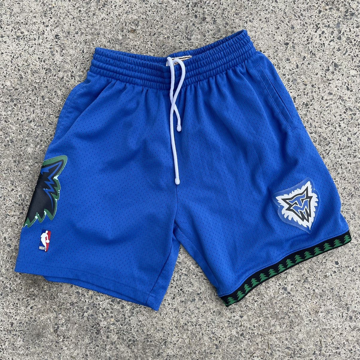 Vintage MINNESOTA TWOLVES MITCHELL & NESS SWINGMAN SERIES NBA SHORTS Size US 30 / EU 46 - 1 Thumbnail