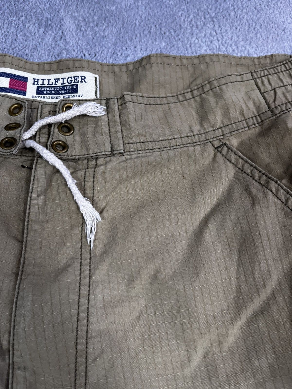 Tommy Hilfiger Vintage Tommy Hilfiger nylon shorts streetwear Y2K style L Size US 34 / EU 50 - 4 Thumbnail