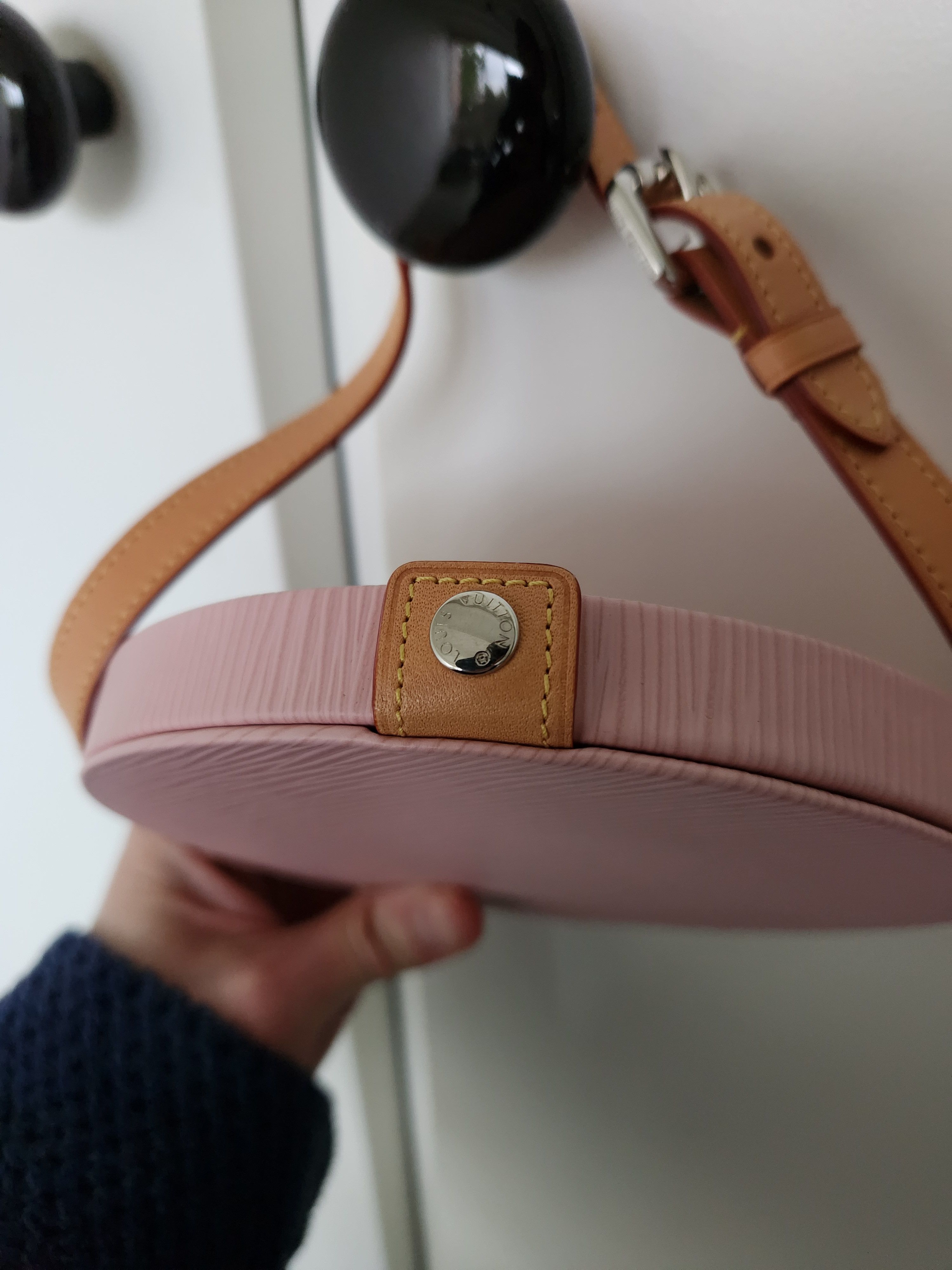 Louis Vuitton LV pink epi leather portable mirror w/ vvn adjustable strap Size ONE SIZE - 4 Thumbnail