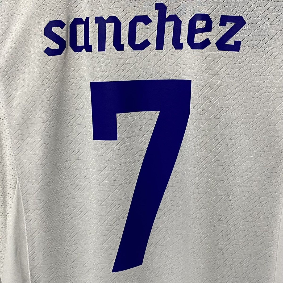 Puma Chile 2011-2012 Away Jersey Alexis Sanchez Size US L / EU 52-54 / 3 - 4 Thumbnail