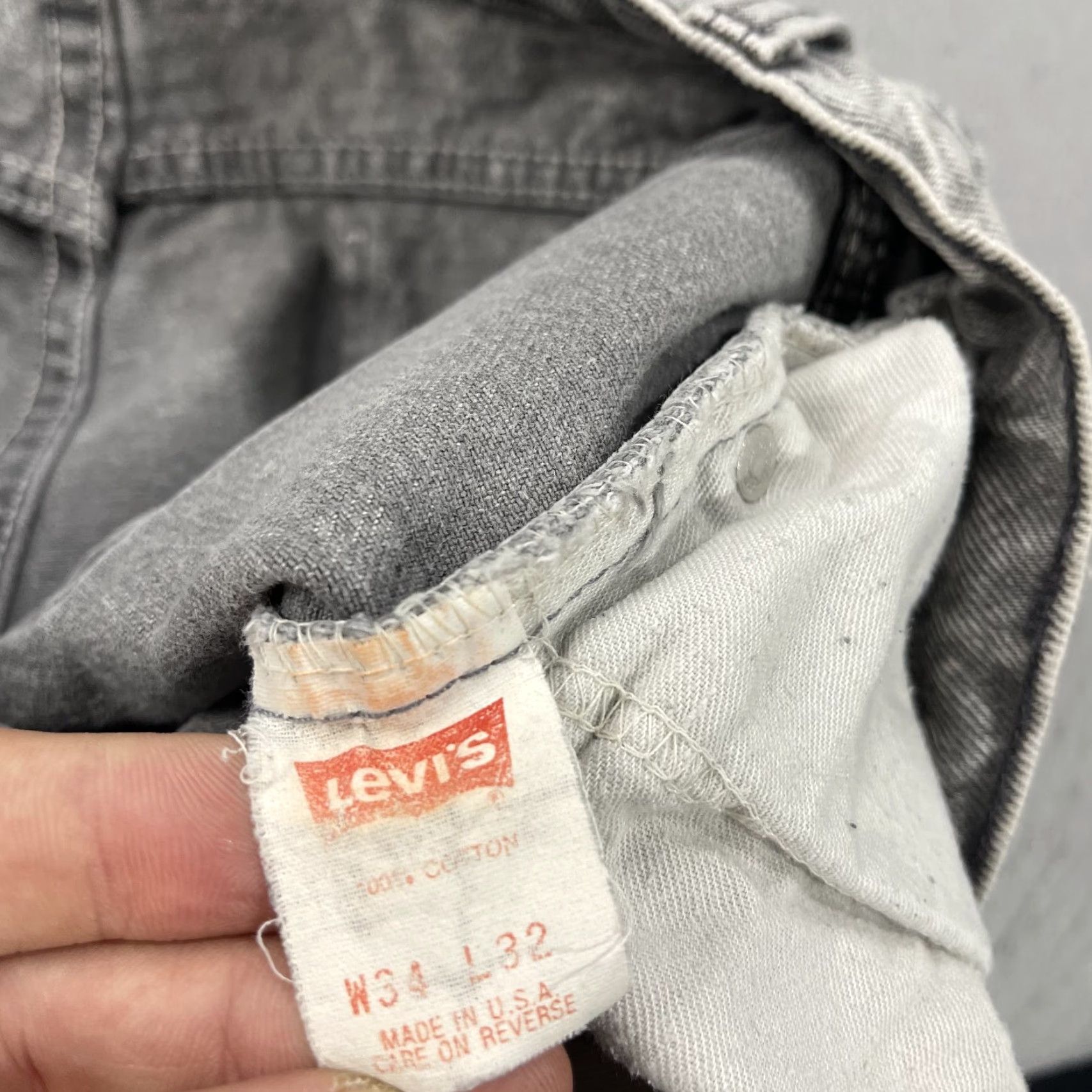 Levi's VINTAGE Levi's 550 Jeans Mens 34x28 Gray Acid Wash Relaxed Cropped Taper USA 90s Mens Jeans) Size US 34 / EU 50 - 5 Thumbnail