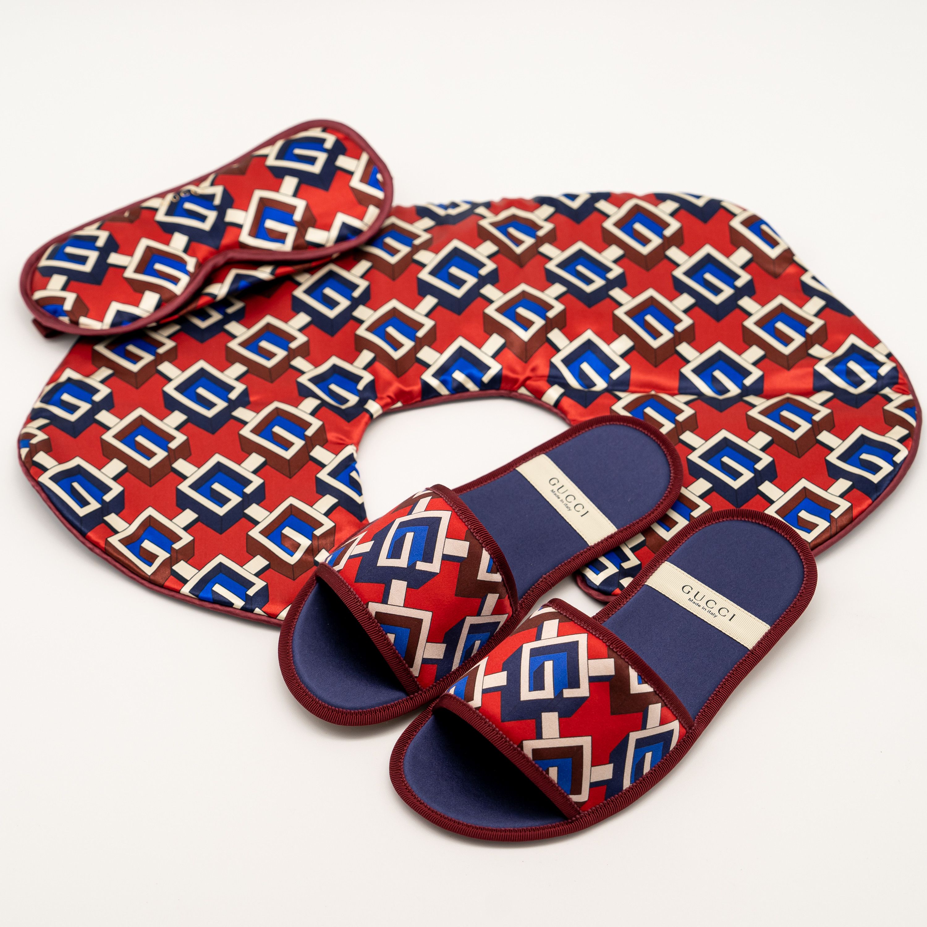 Gucci Gucci Travel Set Neck Pillow Slippers Eye Mask Travel Bag Size ONE SIZE - 1 Thumbnail