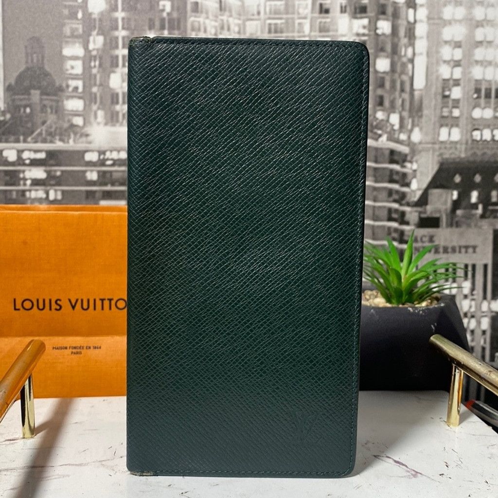 Louis Vuitton Authentic Louis Vuitton Taiga checkbook holder Size ONE SIZE - 1 Thumbnail