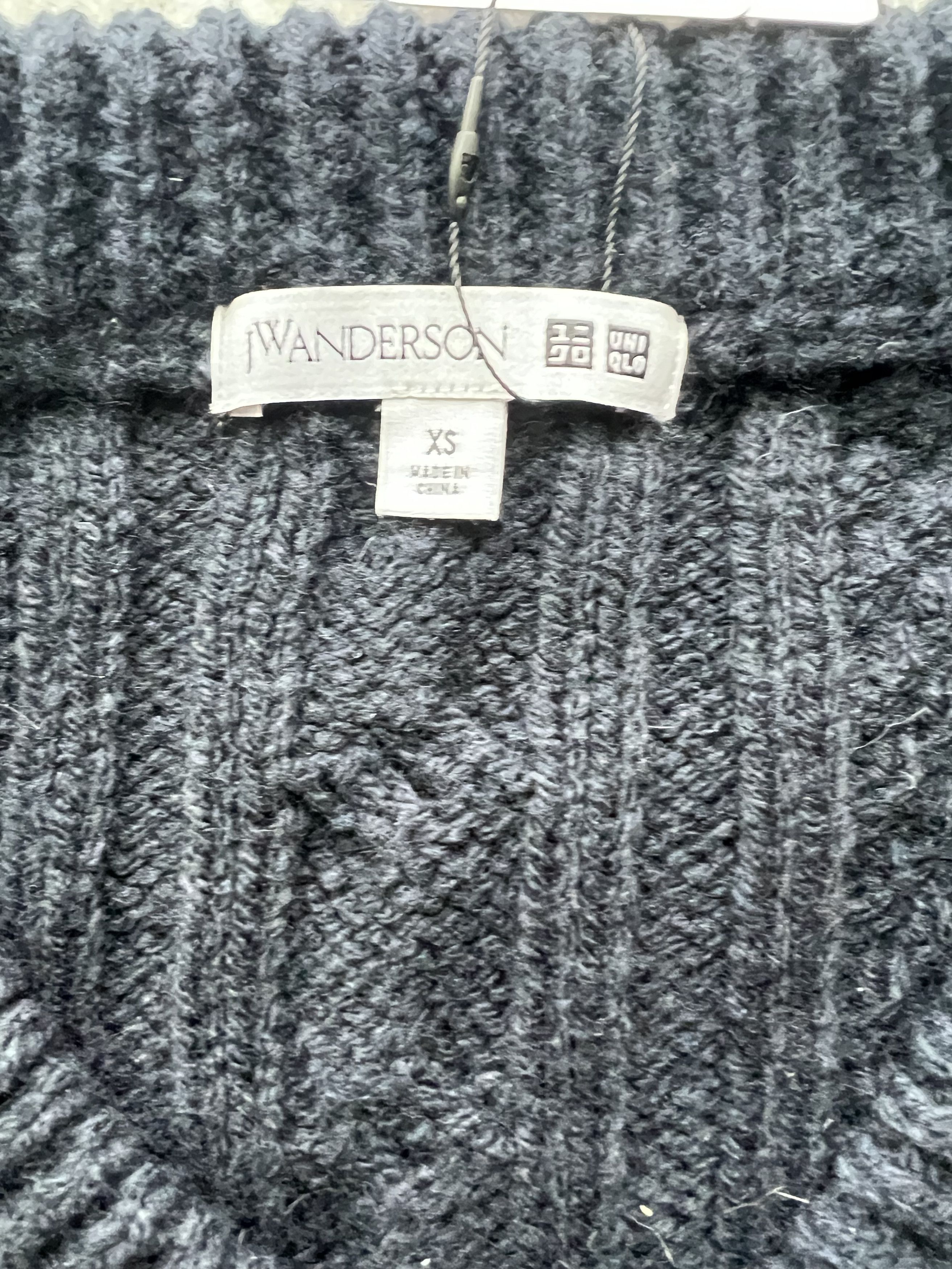 JW Anderson × Uniqlo Uniqlo x JW Anderson Cable Knit V-neck Sweater | Women's XS Size XS / US 0-2 / IT 36-38 - 2 Thumbnail