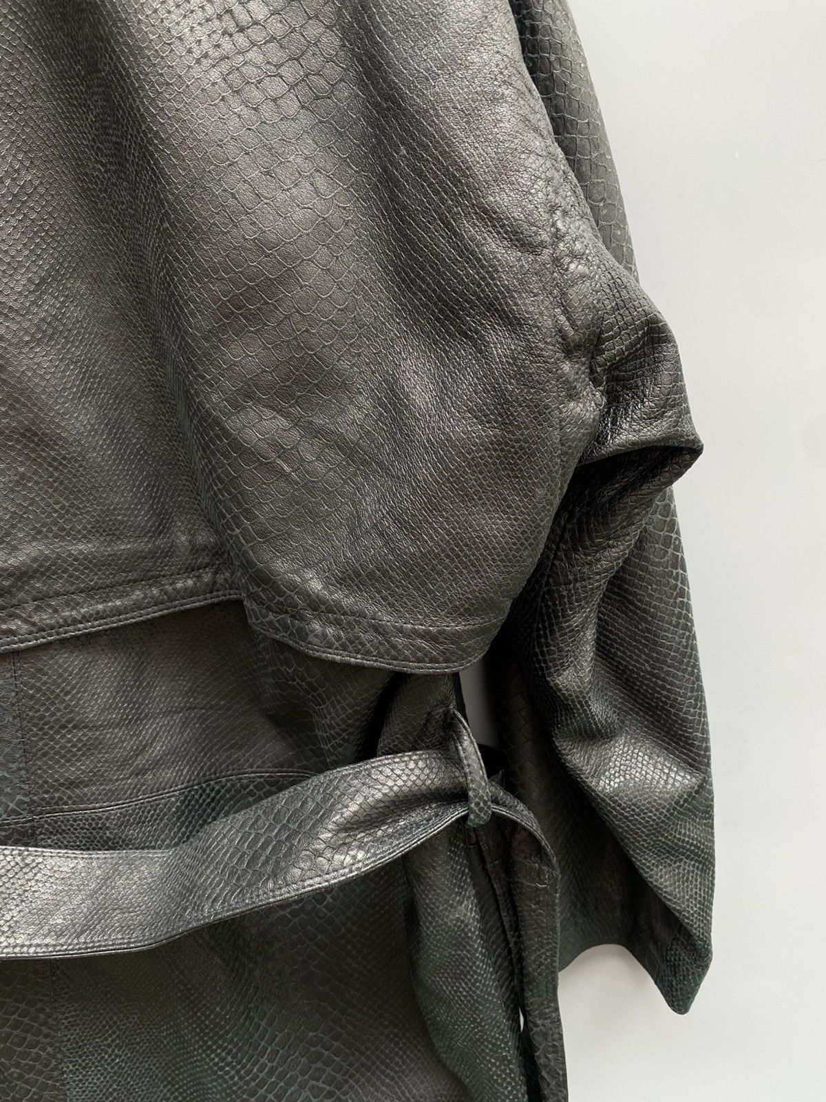 Versace 1990s Gianni Versace Snakeskin Embossed Leather Coat Size US L / EU 52-54 / 3 - 11 Thumbnail