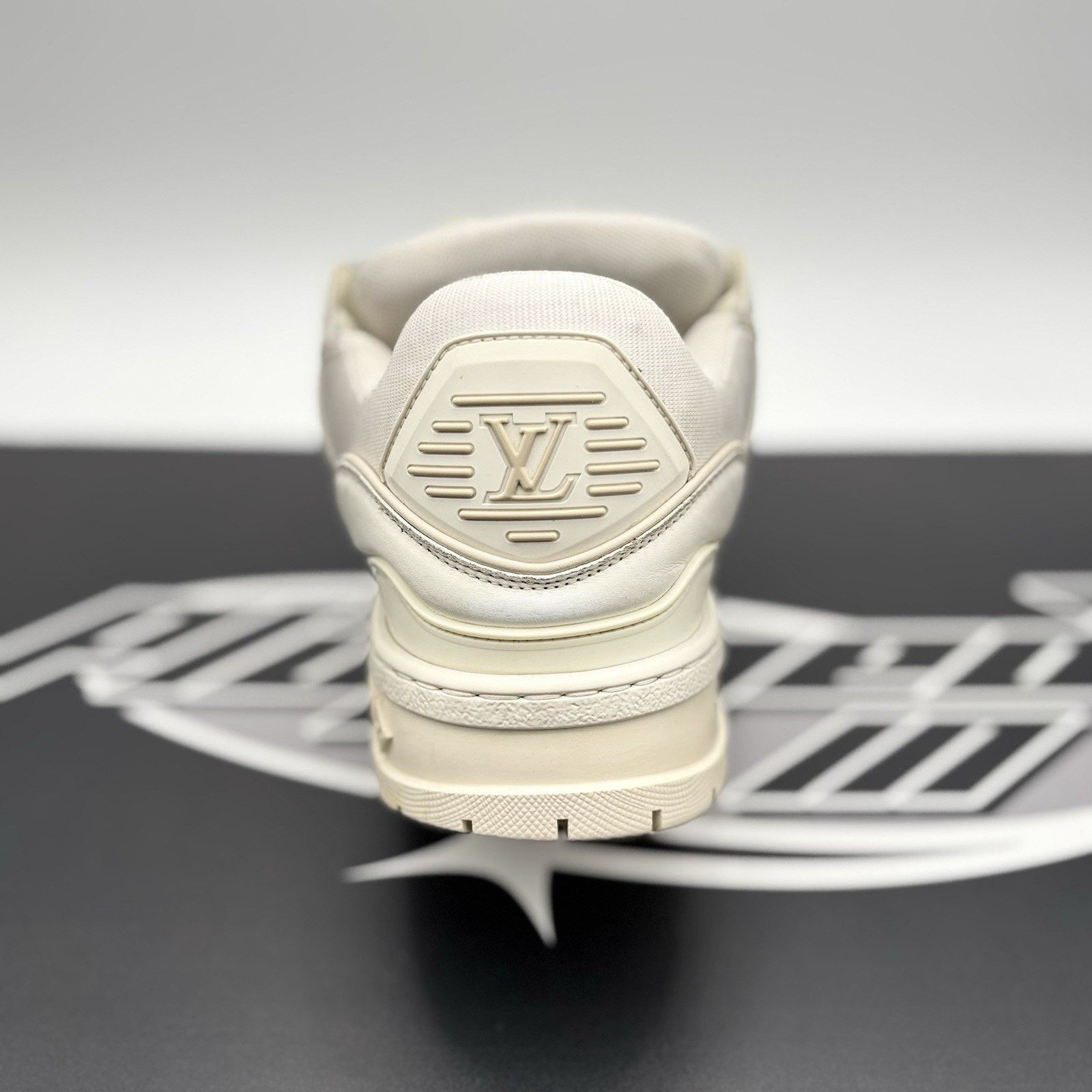 Louis Vuitton (10-10.5 US) Louis Vuitton Maxi Trainer ' White ' Size US 10 / EU 43 - 13 Thumbnail
