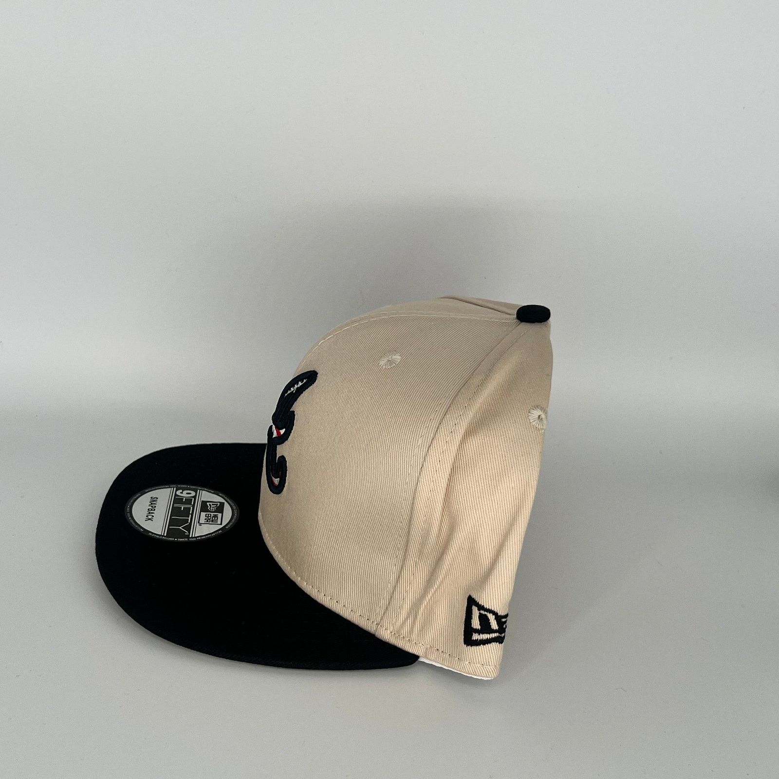 New Era Khaki Black Atlanta Braves N.L Side Patch New Era MLB 9Fifty Size ONE SIZE - 2 Thumbnail