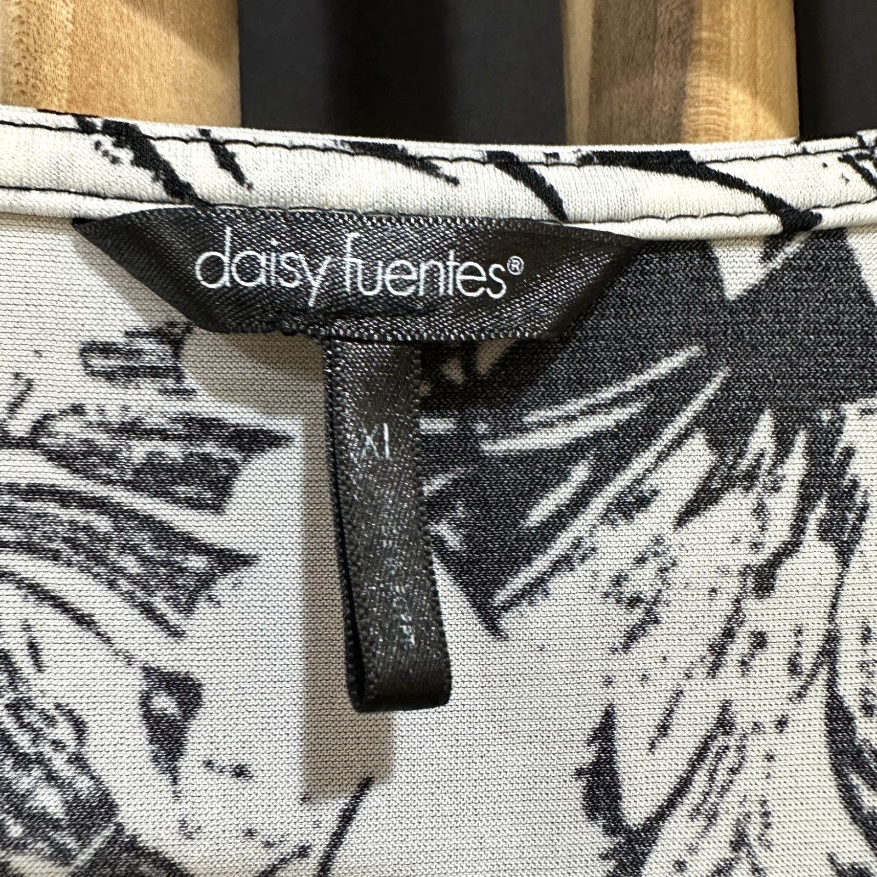 Vintage Daisy Fuentes Blouse Womens XL Black White Floral Twist Front Stretch Top Tunic V-Neck Flutter Sleeve Pullover Casual Short Sleeve Size XL / US 12-14 / IT 48-50 - 6 Thumbnail
