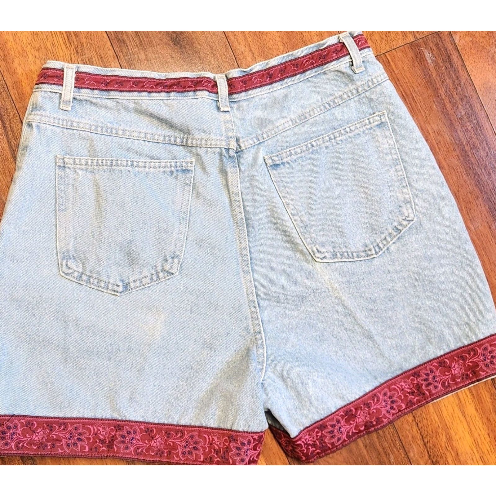 Bill Blass VINTAGE BILL BLASS Jean Shorts Women 14W Denim Floral Trim Light Wash 80s 90s Retro High Rise 32 in Waist 4 in Inseam Mens, Womens, Girls, Boys Size 36" / US 14 / IT 50 - 3 Thumbnail