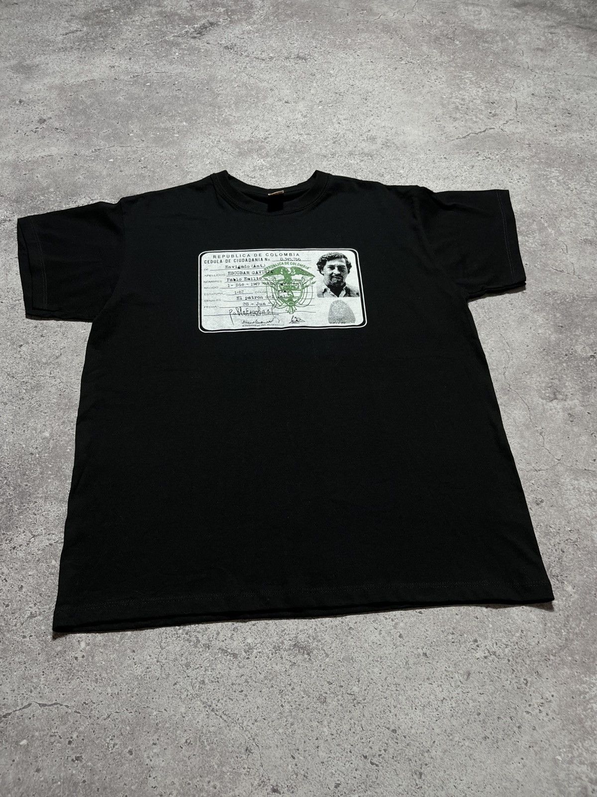 Band Tees Vintage Pablo Escobar Colombia Passport Tshirt Size US XL / EU 56 / 4 - 8 Thumbnail