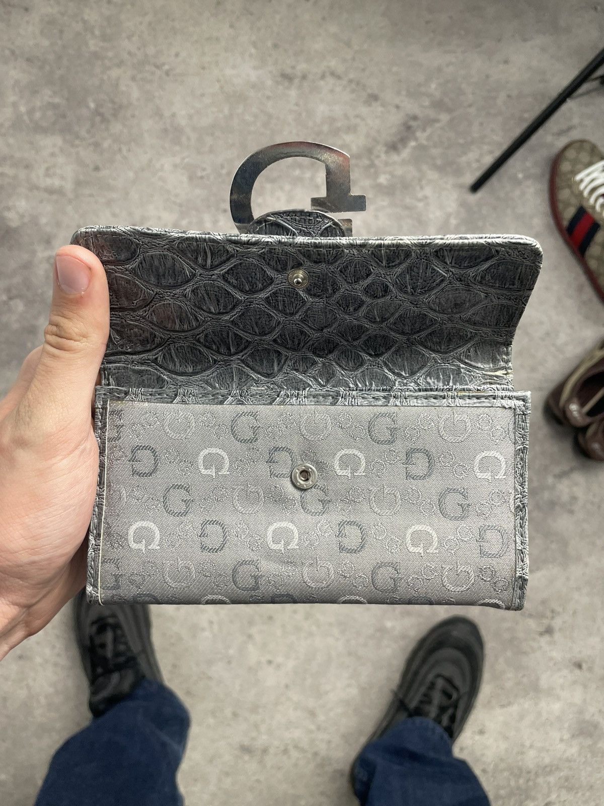 Guess × Vintage Y2k GUESS Gray Croc Gloss Monogram Buckle Trifold Wallet Size ONE SIZE - 4 Thumbnail