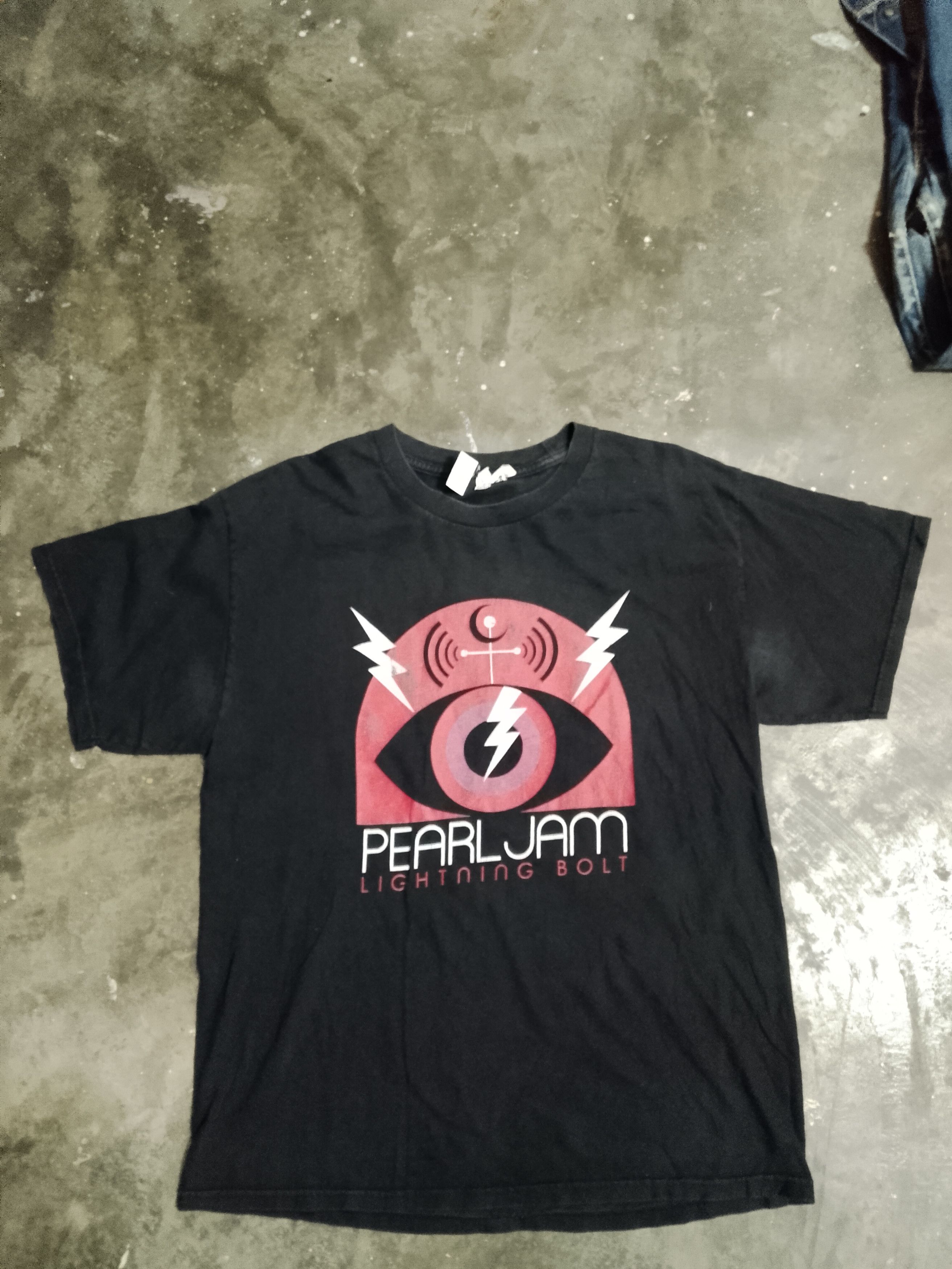 Band Tees Pearl Jam lightning bolt tee Size US L / EU 52-54 / 3 - 2 Thumbnail