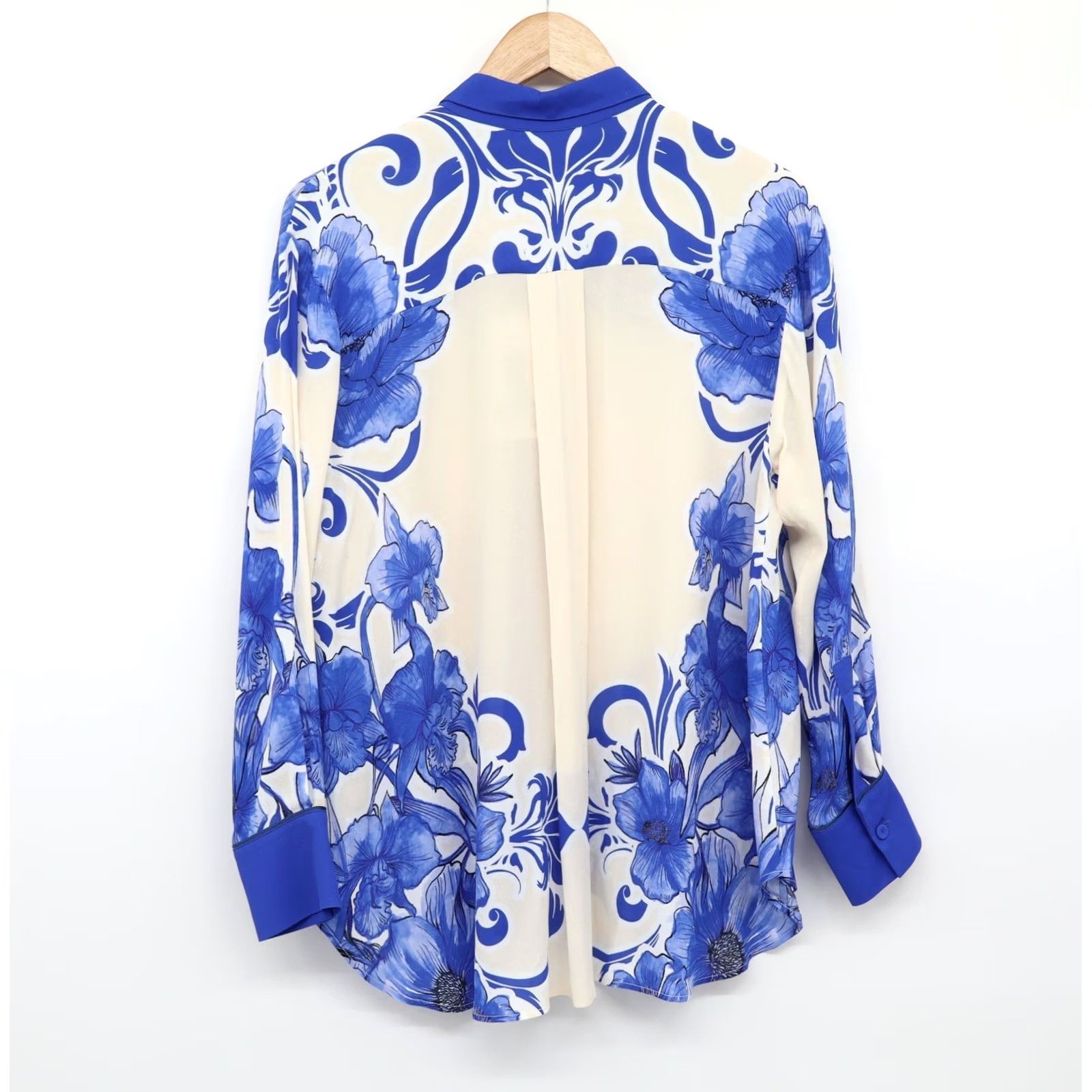 Vintage Borgo De Nor Blouse Nova Crepe Blue Calla Lily Button Up Sz S/NAVOA? Wait - confusion. Size S / US 4 / IT 40 - 2 Thumbnail