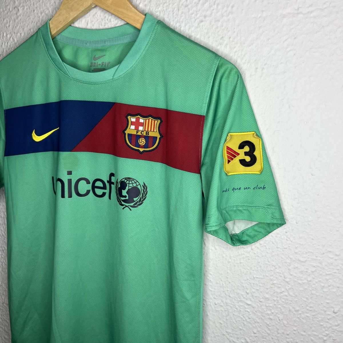 Nike Nike FC Barcelona Xavi 6 Jersey Tshirt Tee Away Kit 2011 Size US S / EU 44-46 / 1 - 4 Thumbnail