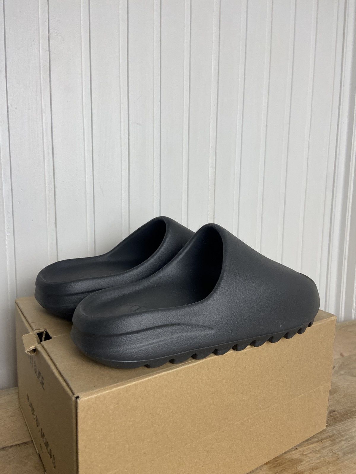 Adidas New adidas Yezzy Slide "Onyx" size us10 Size US 10 / EU 43 - 5 Thumbnail
