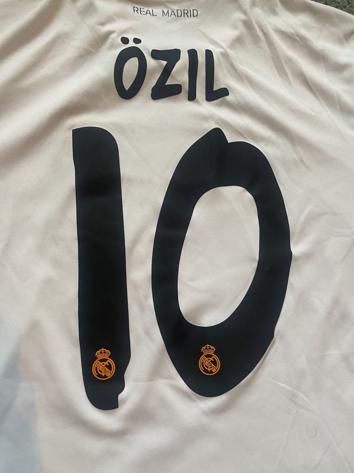 Vintage Vintage Real Madrid Ozil Player Jersey Size US M / EU 48-50 / 2 - 5 Thumbnail