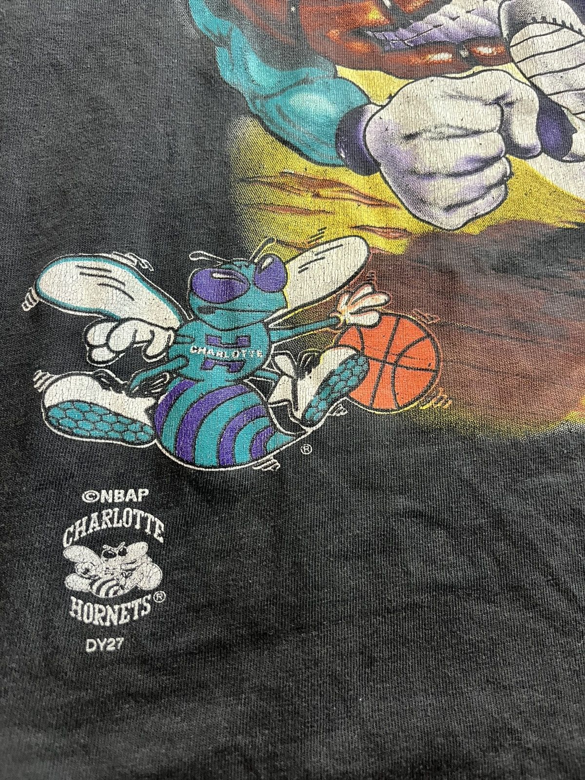 NBA Vintage CHARLOTTE HORNETS NBA 90’s Artwork Tshirt Size US M / EU 48-50 / 2 - 7 Thumbnail