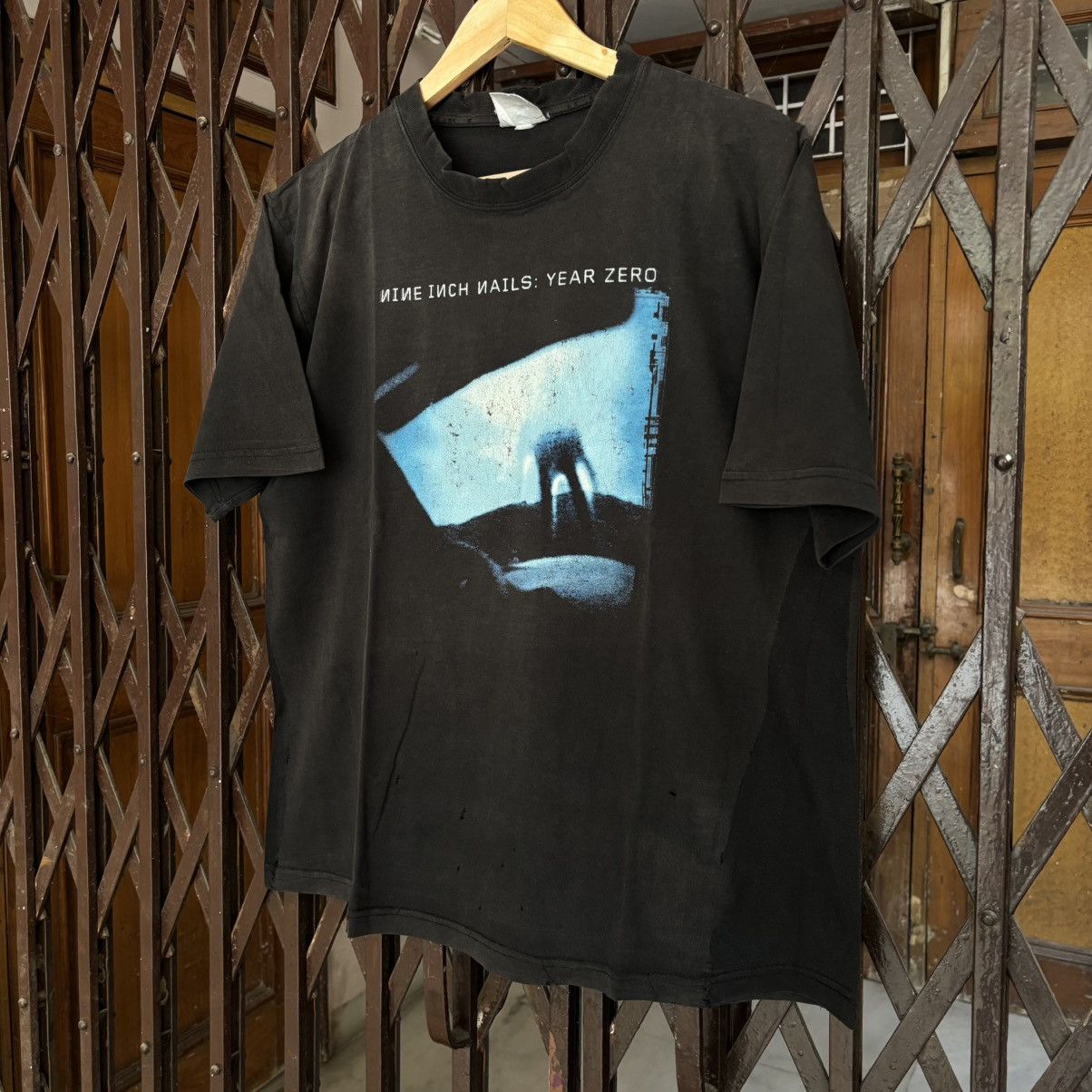 Band Tees Vintage Nine Inch Nails Year Zero T shirt Size US M / EU 48-50 / 2 - 2 Thumbnail