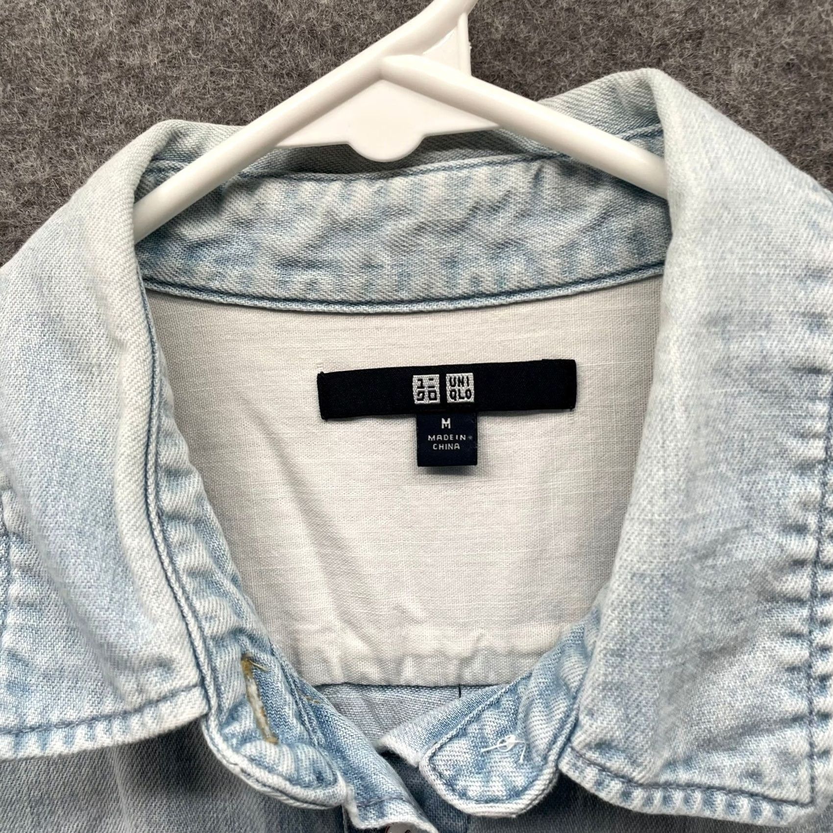 Uniqlo Uniqlo Chambray Button Down Shirt Womens M Light Blue Long Sleeve Denim Size M / US 6-8 / IT 42-44 - 5 Thumbnail