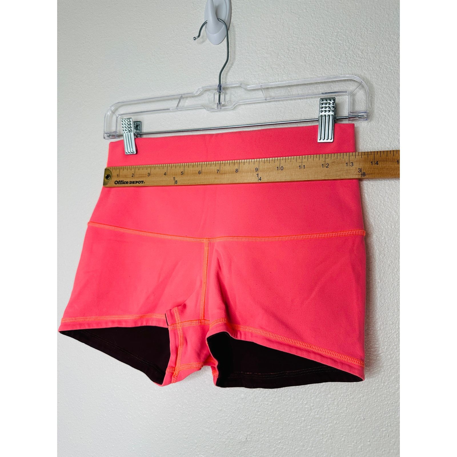 Lululemon Lululemon Peach Reversible Sweat Wicking Boogie Shorts 2 Size 26" / US 2 / IT 38 - 7 Thumbnail