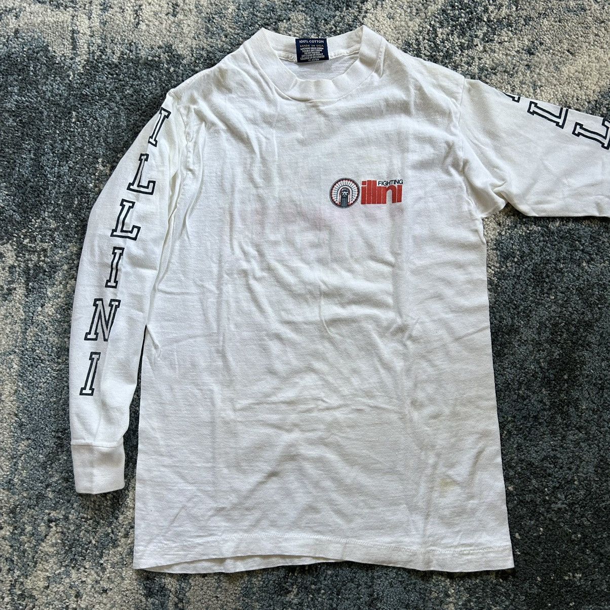 Jansport × NCAA × Vintage HiGH NECK HEAVYWEiGHT FiGHTiNG iLLiNi L/S TEE OFF WHiTE Size US S / EU 44-46 / 1 - 4 Thumbnail