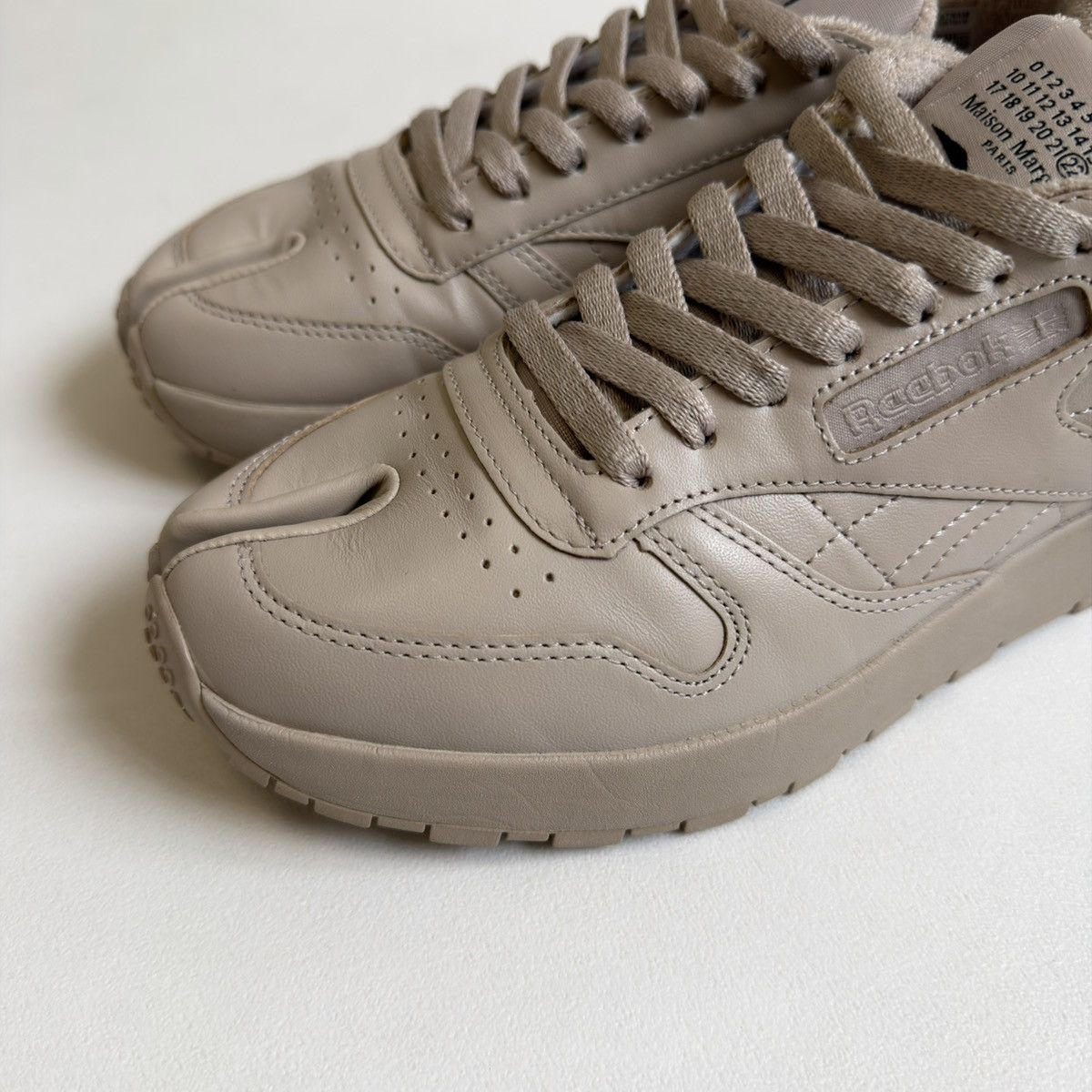 Maison Margiela × Reebok Beige Leather ‘Project 0 CL’ Tabi Sneakers Size US 9 / IT 39 - 8 Thumbnail