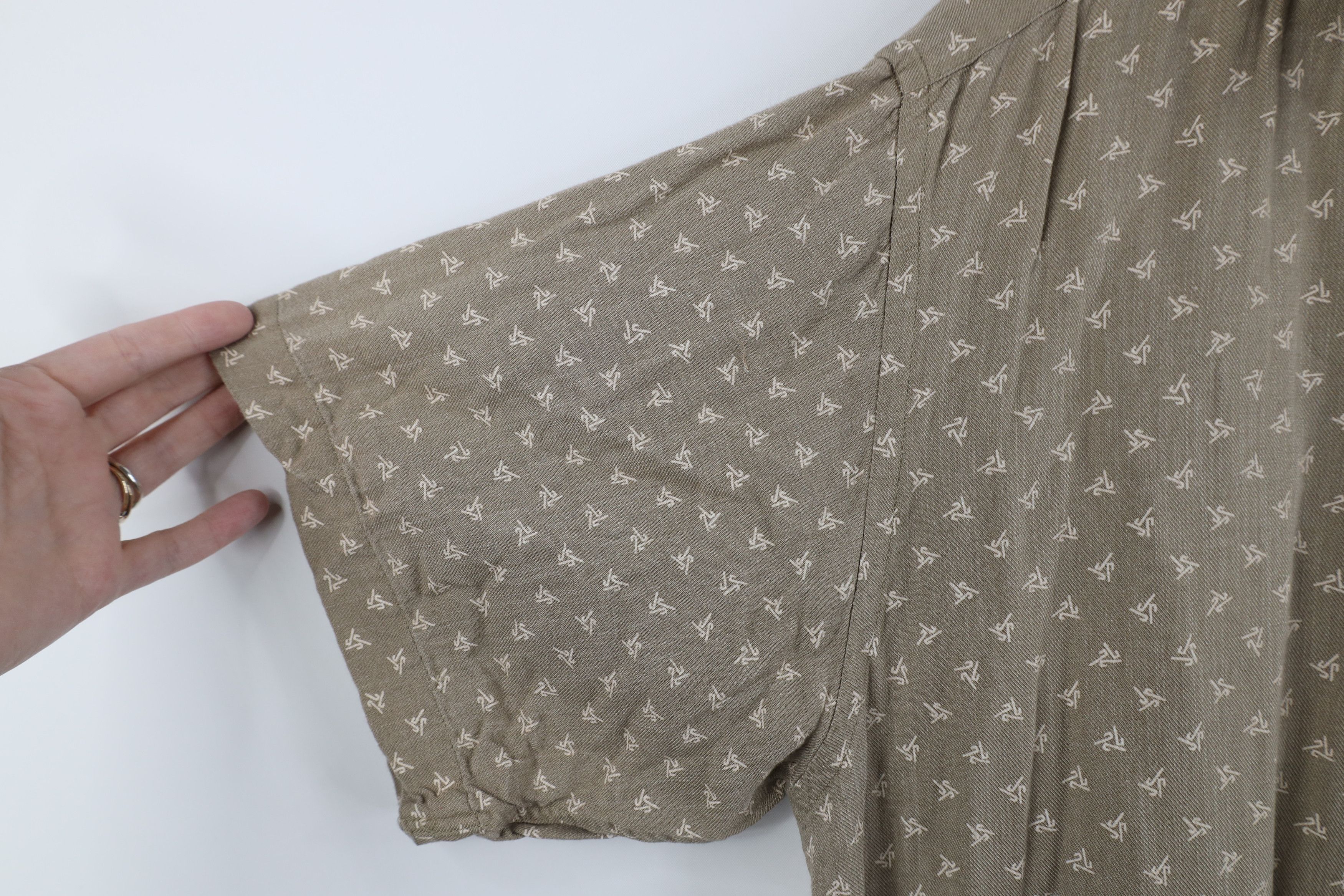 Vintage Vintage 90s Streetwear Gabardine Geometric Button Shirt Size US S / EU 44-46 / 1 - 5 Thumbnail