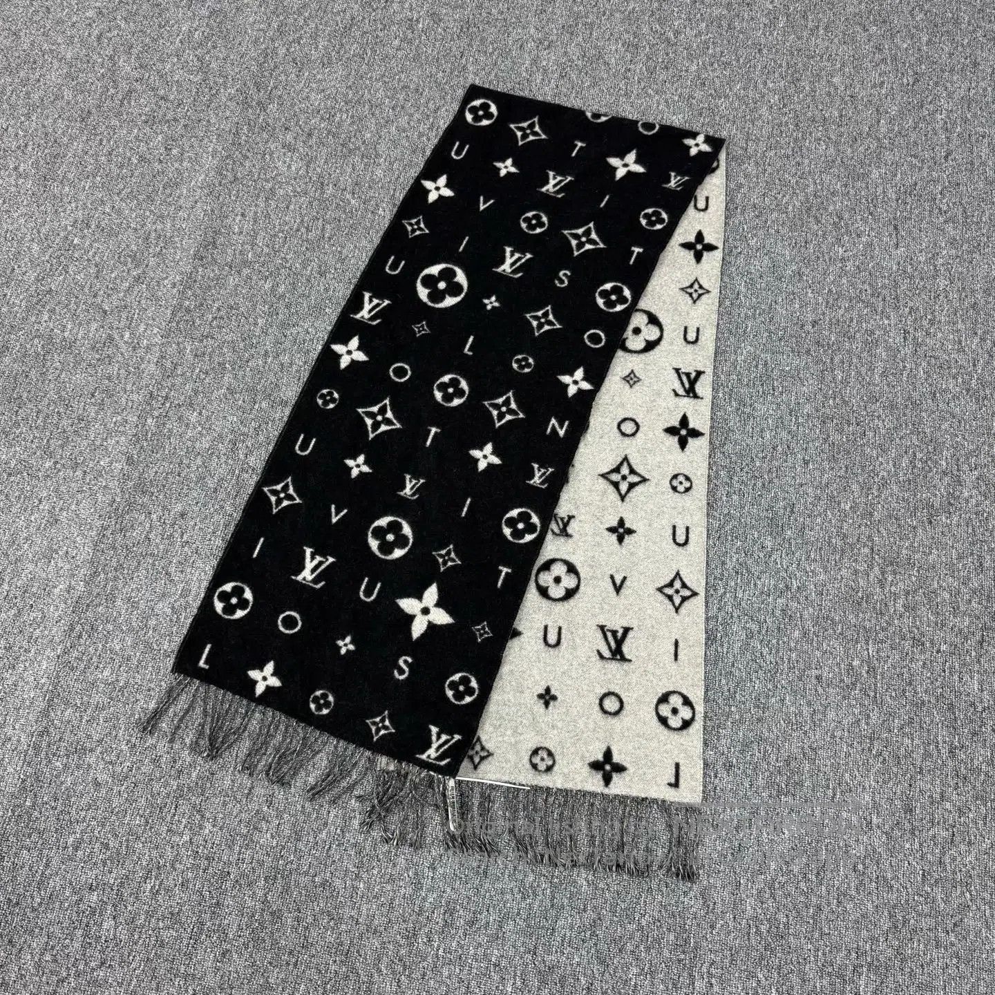 Louis Vuitton Louis Vuitton Full-print elderly-style scarf, double-sided Size ONE SIZE - 2 Thumbnail