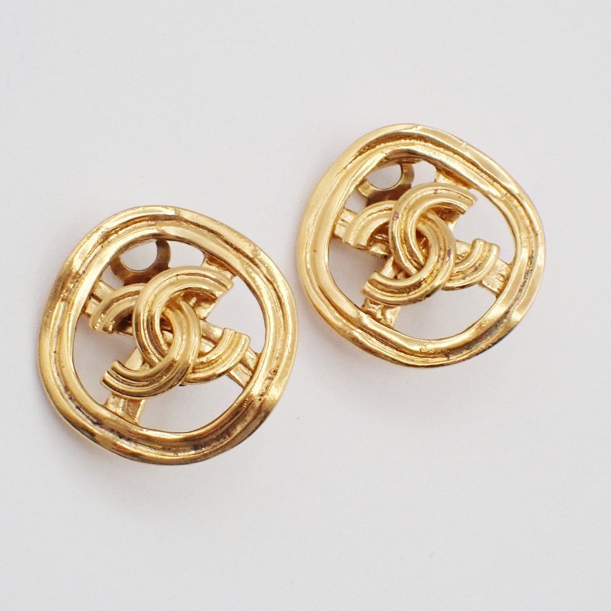 Chanel Chanel Vintage CC Round Cutout Clip-On Earrings Metal Size ONE SIZE - 1 Thumbnail