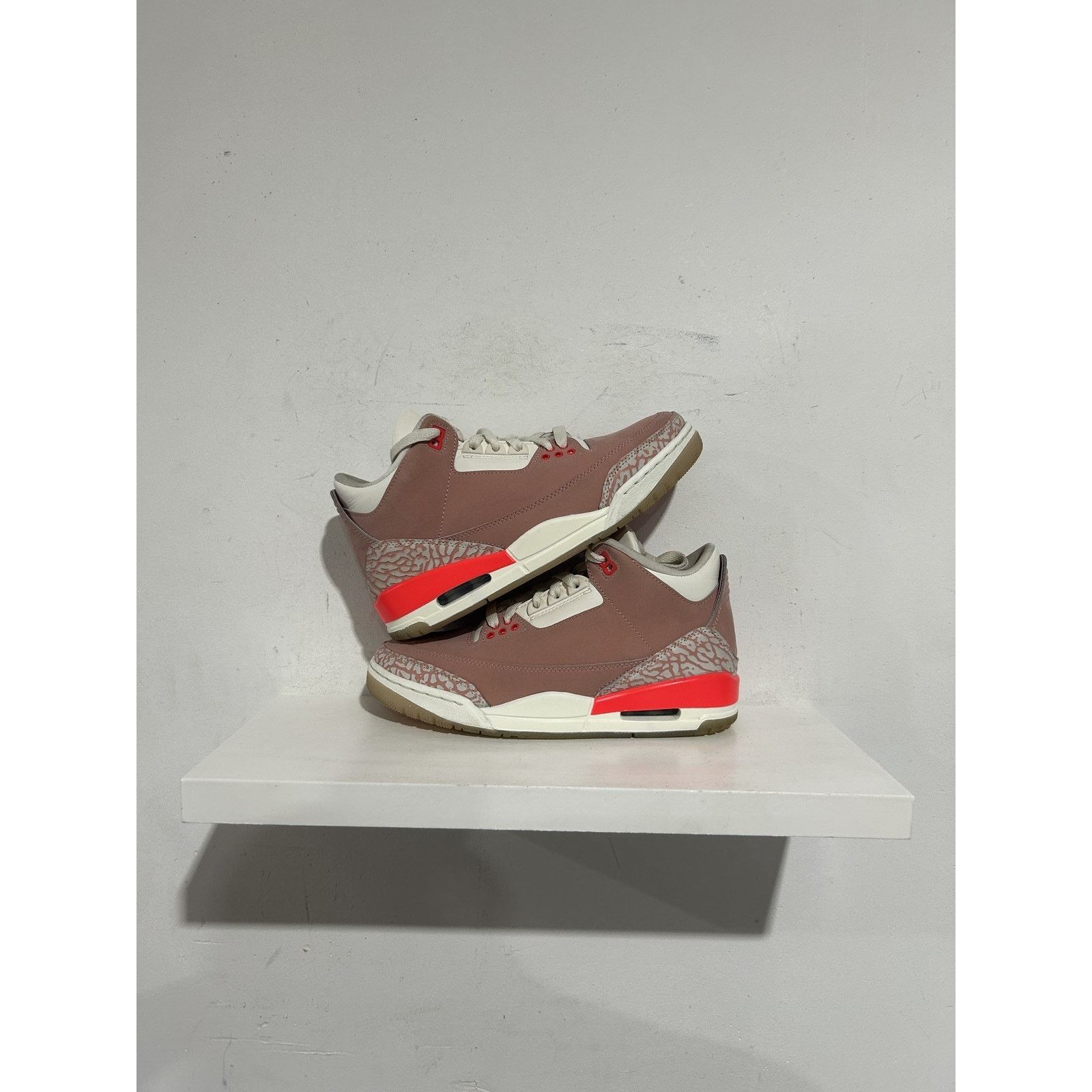 Nike JORDAN 3 RETRO RUST PINK SIZE 7W (5.5M) PREOWNED Size US 5.5 / EU 38 - 1 Thumbnail