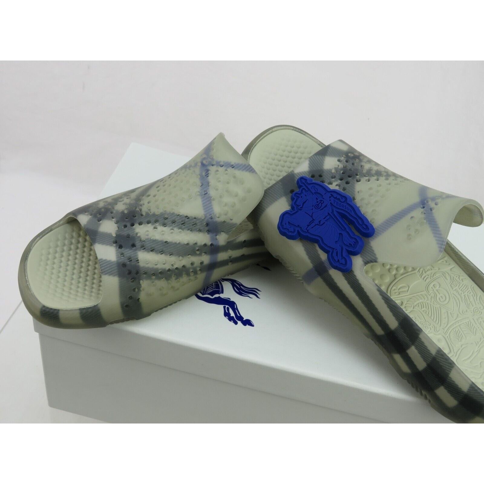 Burberry BURBERRY STINGRAY GRAY RUBBER CHECK & CHARM LOGO SANDALS 44 Size US 11 / EU 44 - 10 Thumbnail