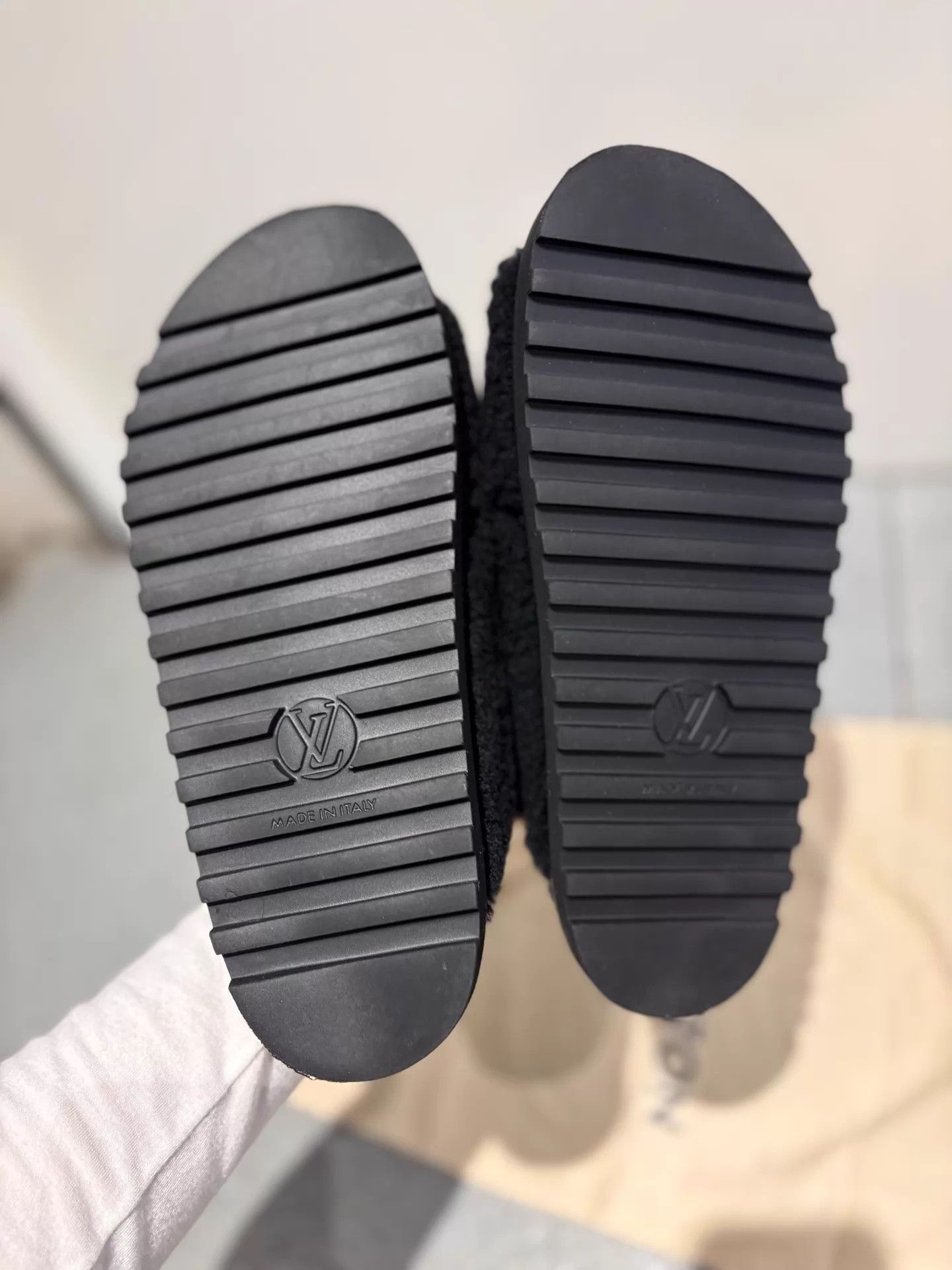 Louis Vuitton LV Teddy Fur Black Full Monogram Slippers 99 New Size 36 Size US 5.5 / IT 35.5 - 6 Thumbnail