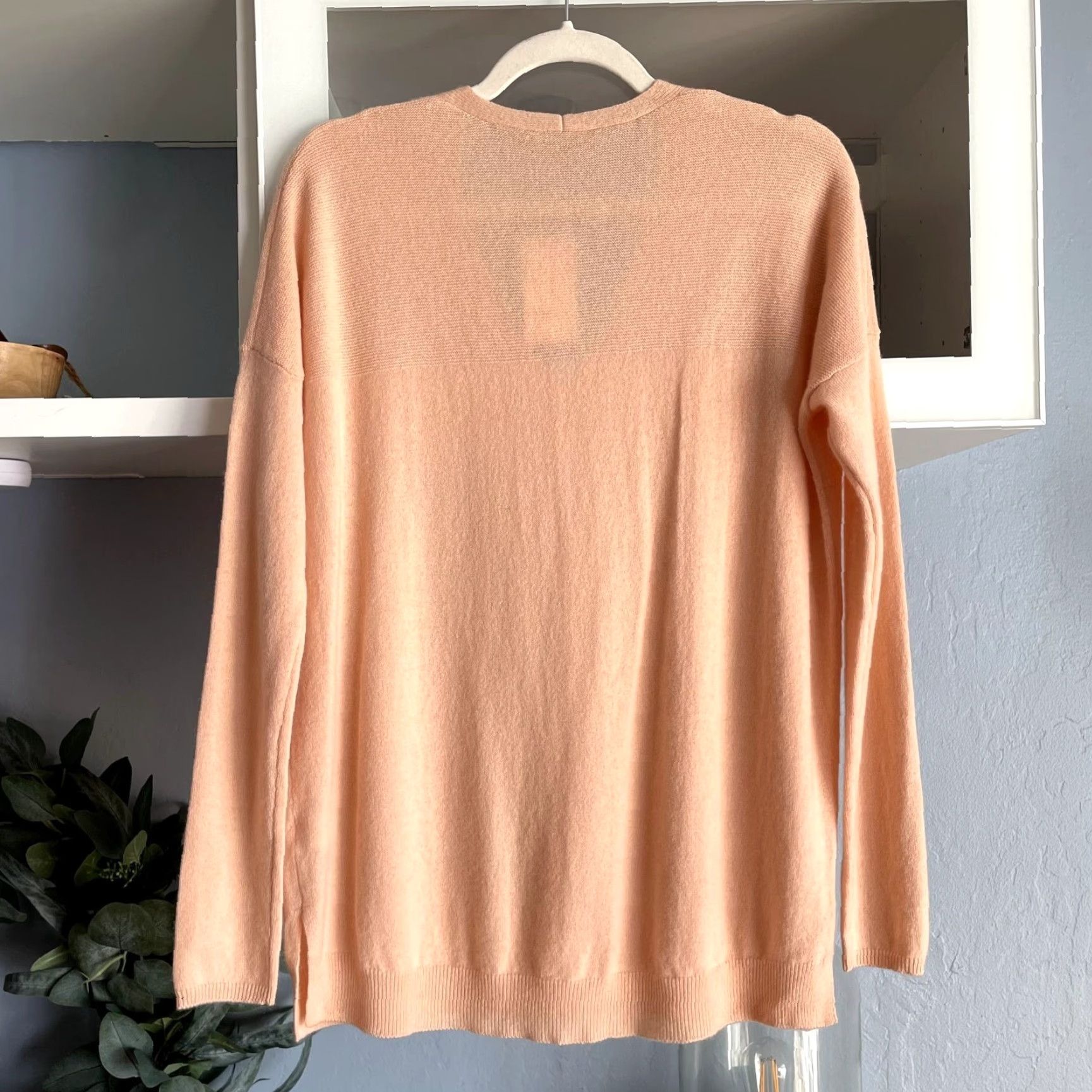 Vince Vince Cashmere Peach V-Neck Sweater XS Womens Lightweight Knit Pullover Long Sleeve Solid Orange 100% Cashmere - 295 Size XS / US 0-2 / IT 36-38 - 2 Thumbnail