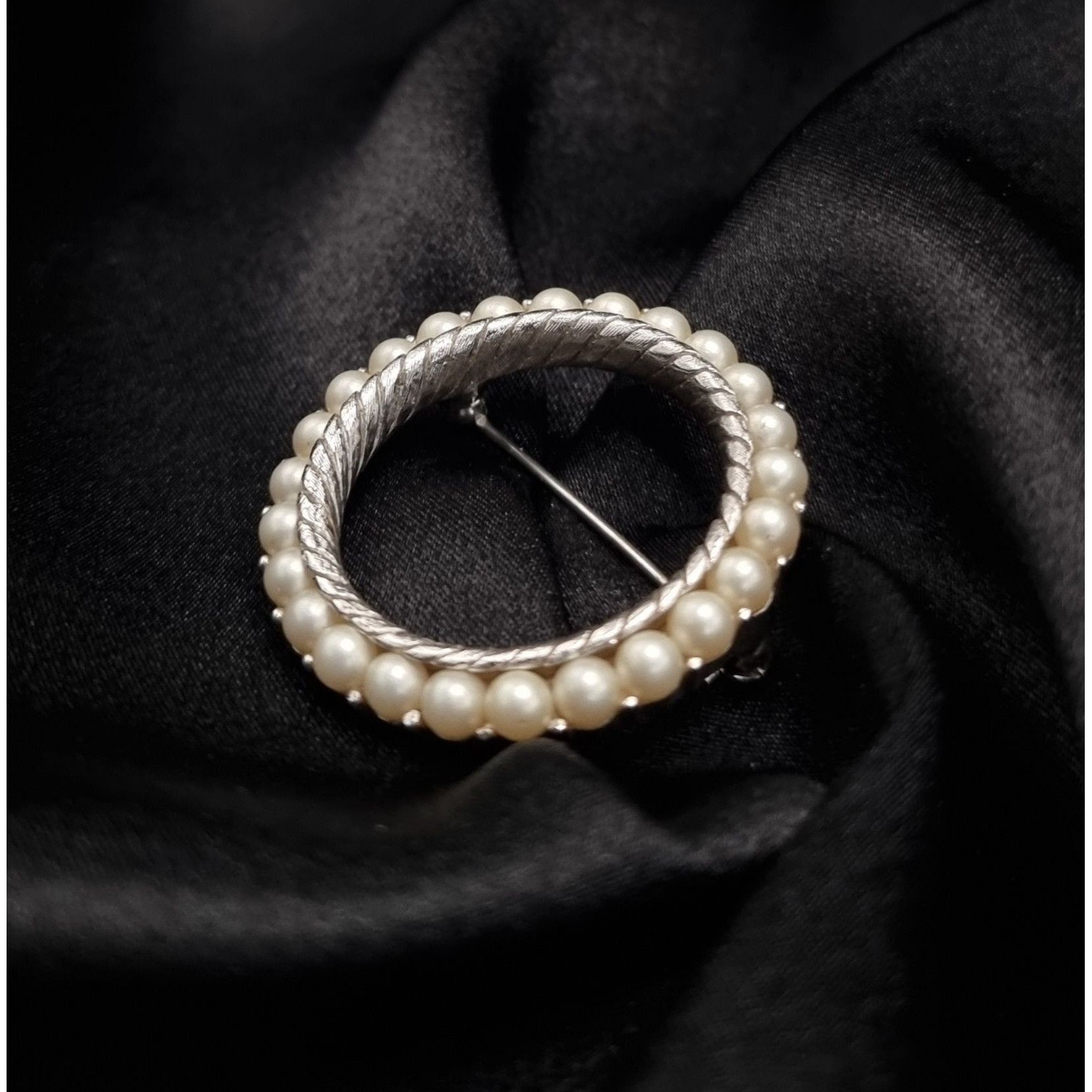 Vintage Vintage 1950's TRIFARI Signed Circle Brooch With Faux Pearls Size ONE SIZE - 2 Thumbnail